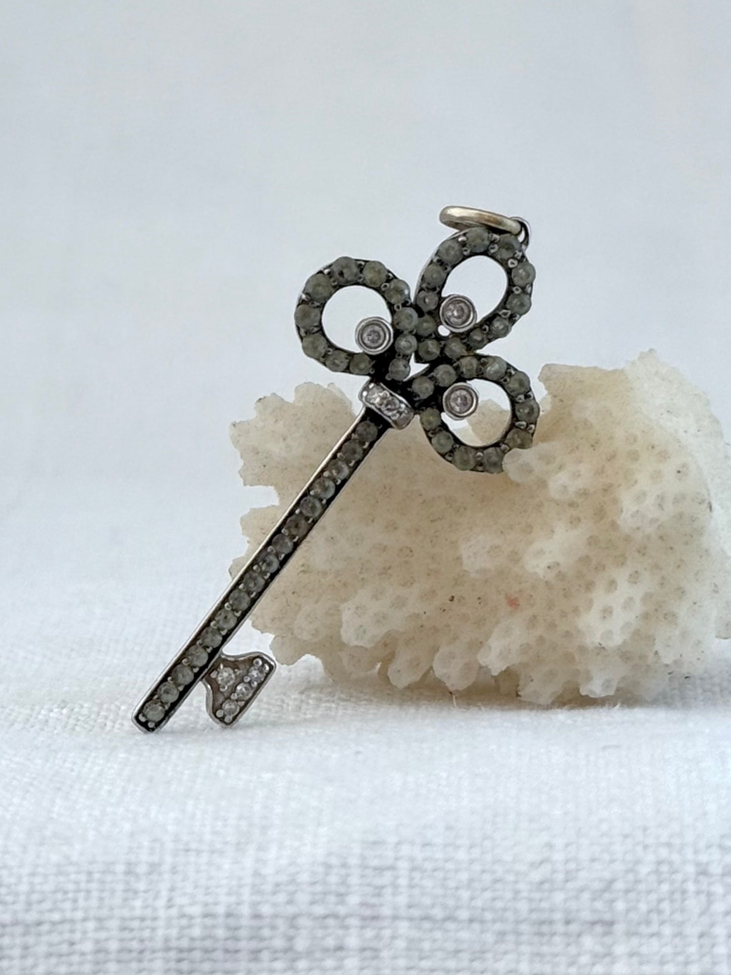 .18ct .750 .60 diamonds Brazilian designer white gold antique revival modernist diamond key luxury 18ct high carat gold and diamond studded romantic clover leaf key pendant