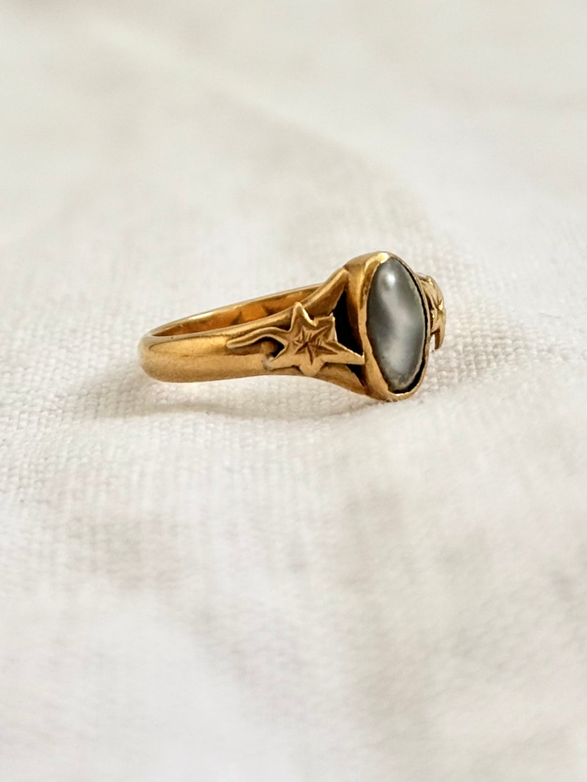 .18ct gold .1890s .1900s .750 Art Nouveau antique blister pearl natural pearl Ivy leaf romantic heirloom high carat gold treasure ring.
