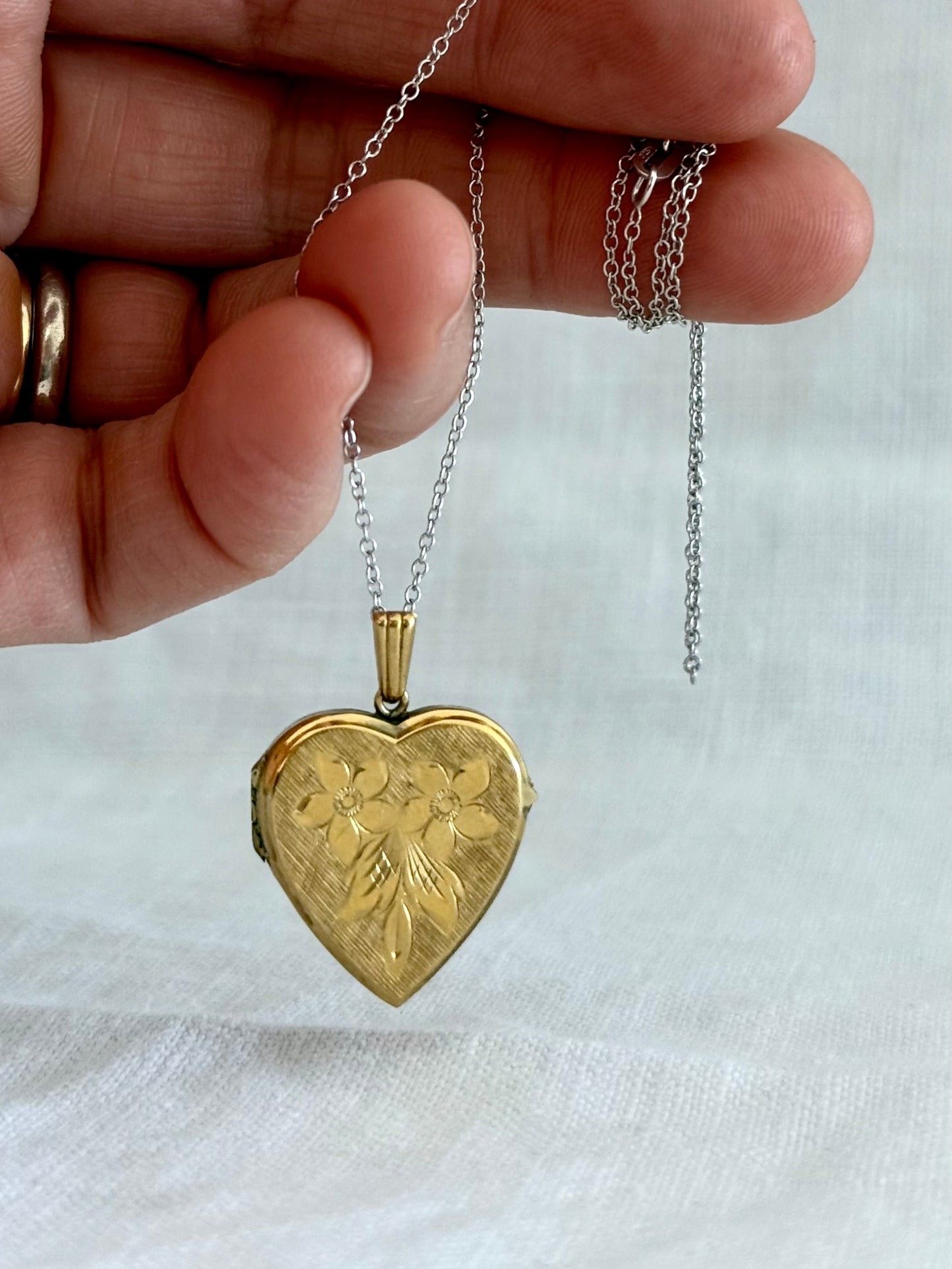.1940s .1950s .9ct gold heart locket Romantic floral engraved front and back gold marked sentimental love token locket pendant
