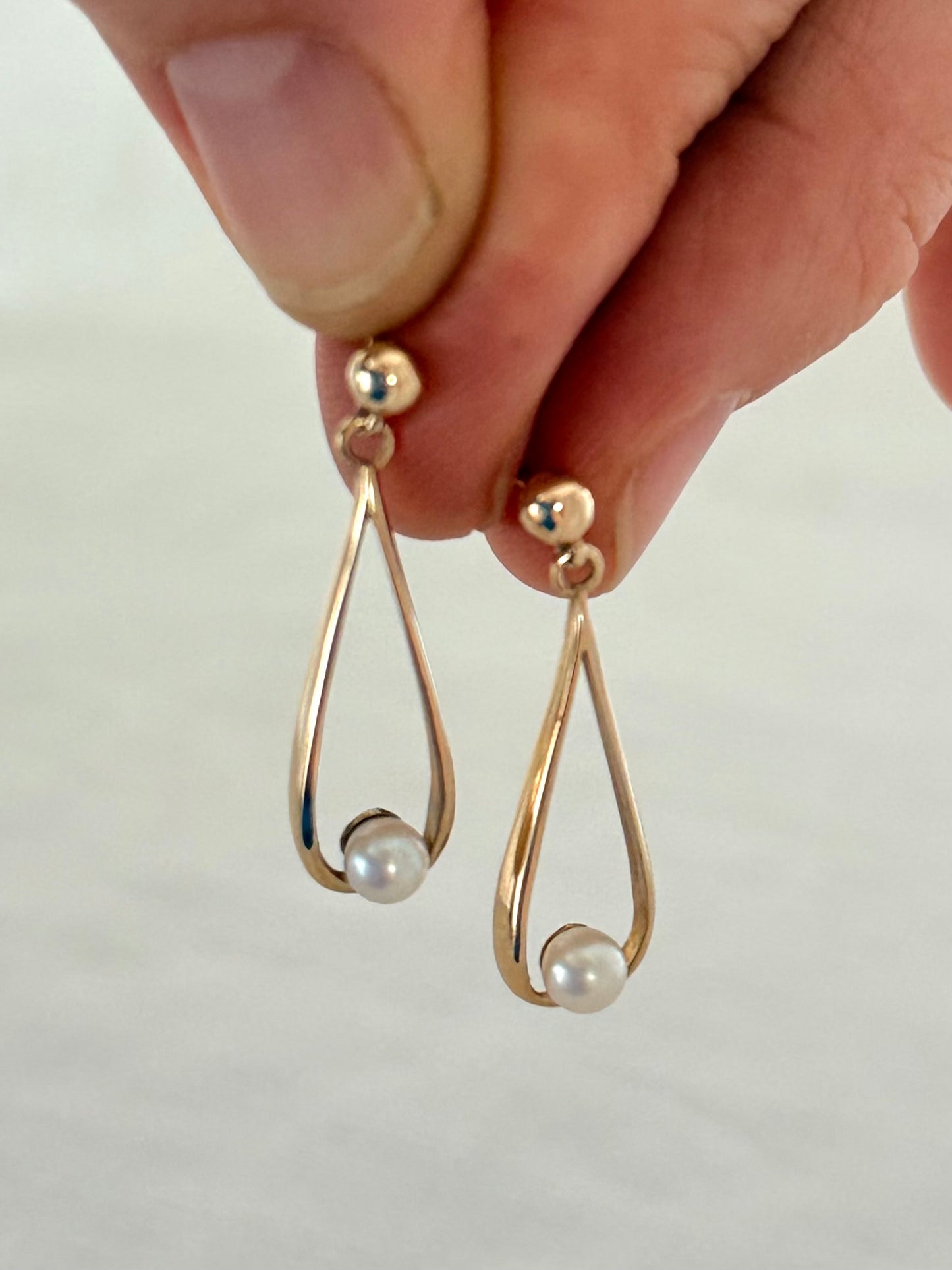 .1950s .375 .9ct luxury teardrop architectural elegant gold and pearl drop dangle post stud push in earrings