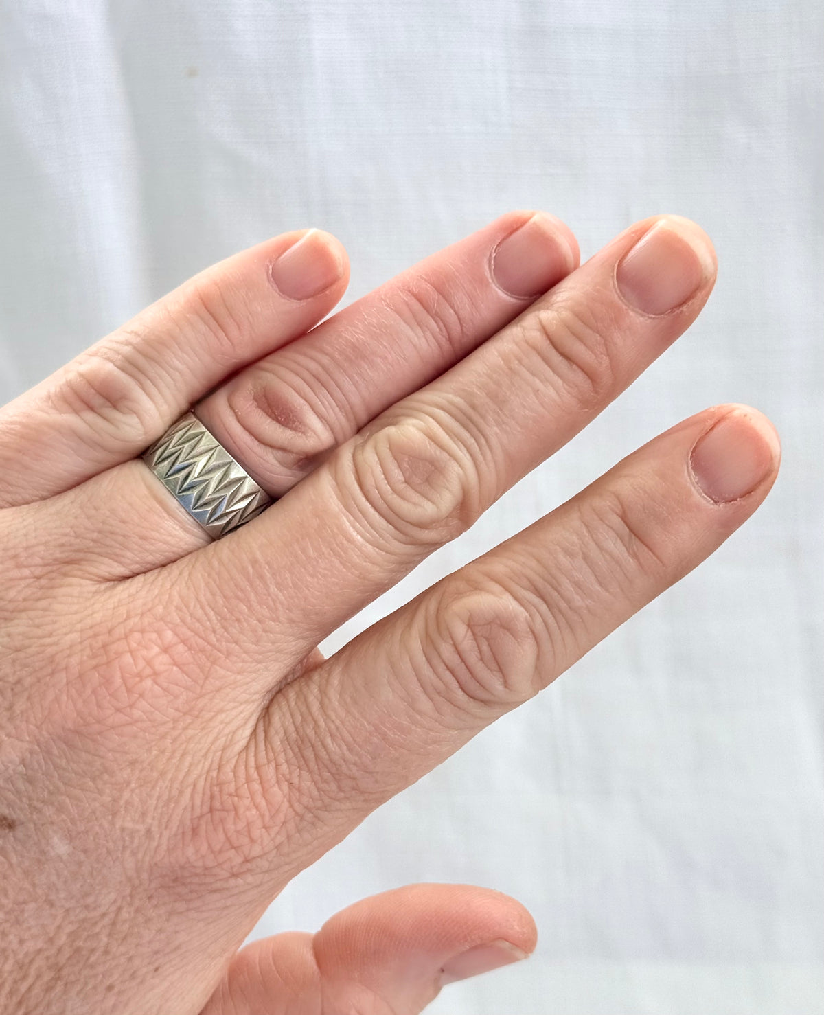 .1970s .925 Edwardian revival zigzag wide decorative engraved geometric etched sterling silver Cigar Band Ring