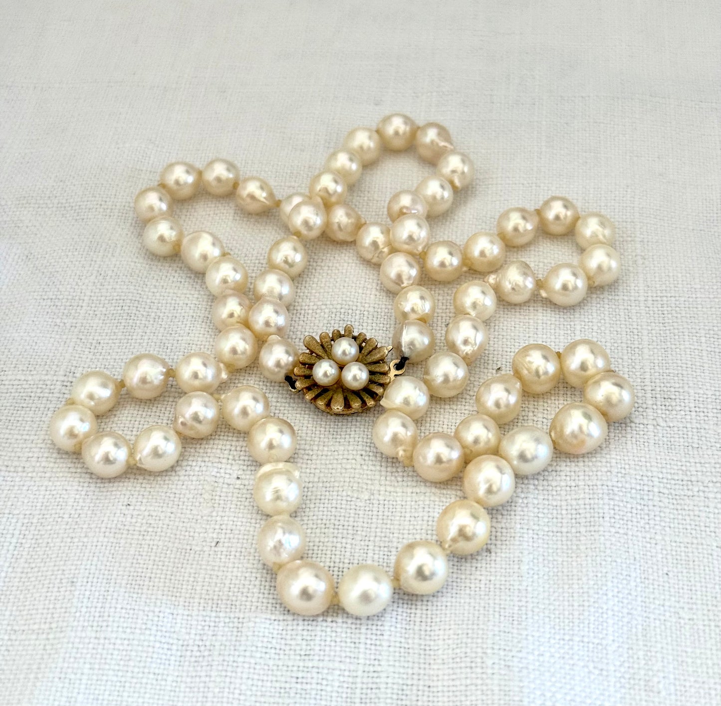 .1950s .375 .9ct heirloom gold clasp and luscious pearlescent pearl string necklace