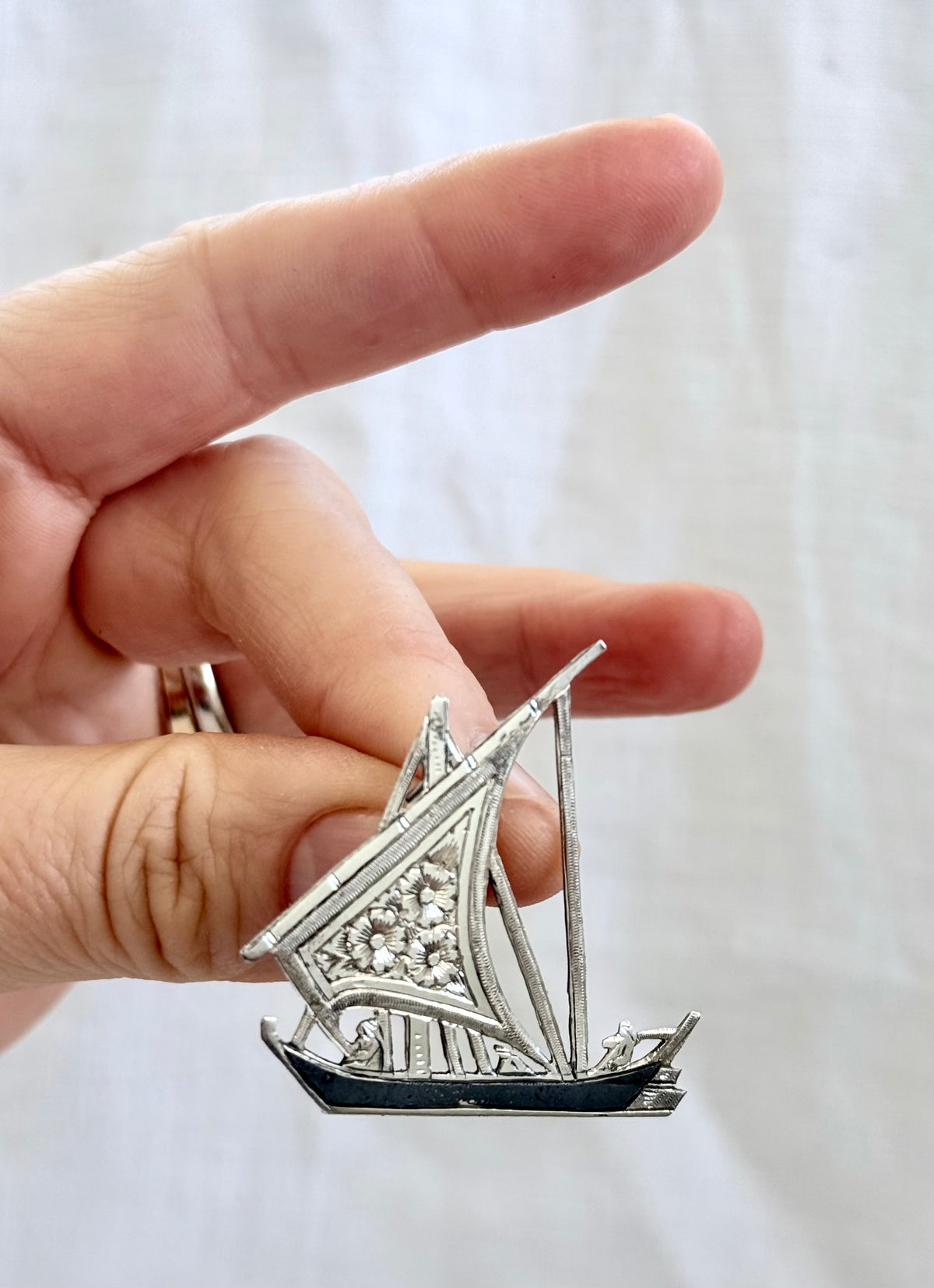 .1950s .925 Niello enamel floral engraved sailing boat brooch