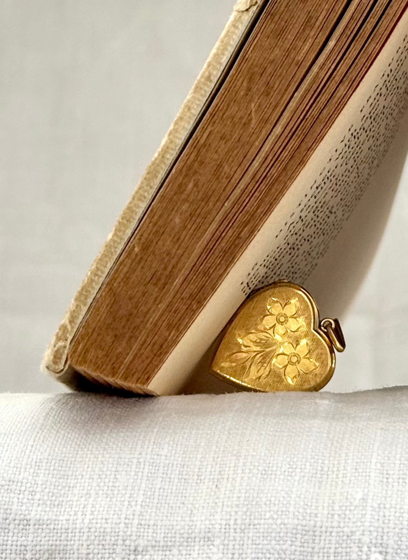 .1940s .1950s .9ct gold heart locket Romantic floral engraved front and back gold marked sentimental love token locket pendant