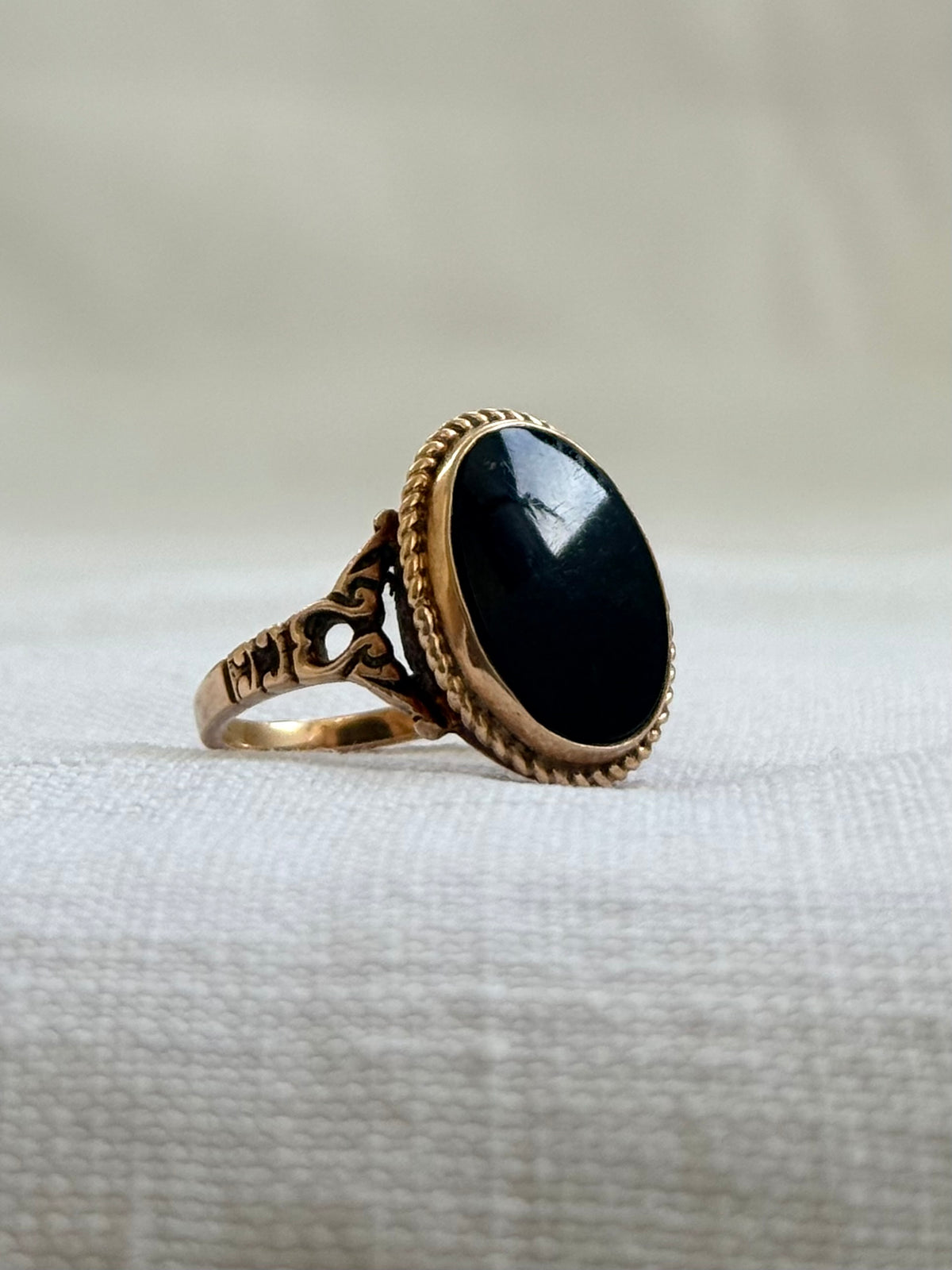 .1920s .1930s .375 .9ct late Art Deco solid gold and onyx gemstone classic Signet rose gold signet ring