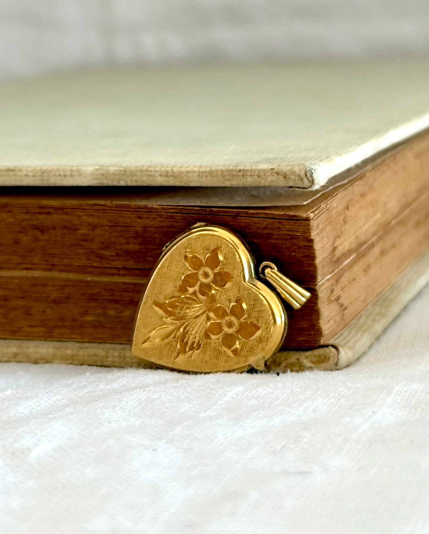 .1940s .1950s .9ct gold heart locket Romantic floral engraved front and back gold marked sentimental love token locket pendant