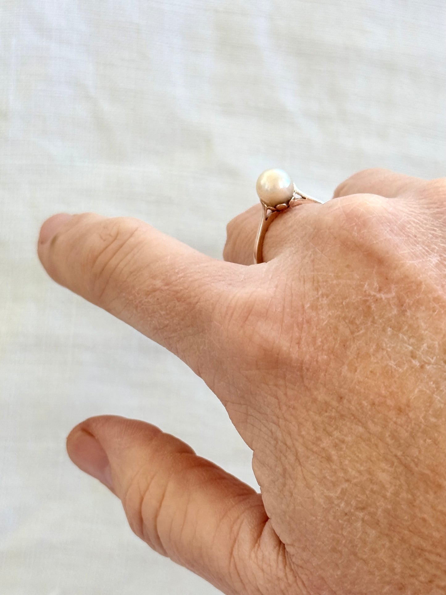 1960s .1970s .375 .9ct solitaire pearl romantic heart setting pearlescent champagne pearl yellow gold luxury cocktail dress ring