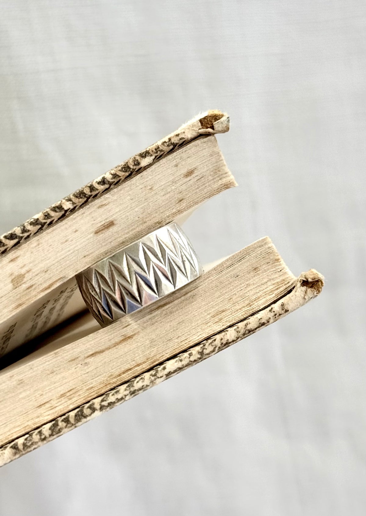 .1970s .925 Edwardian revival zigzag wide decorative engraved geometric etched sterling silver Cigar Band Ring