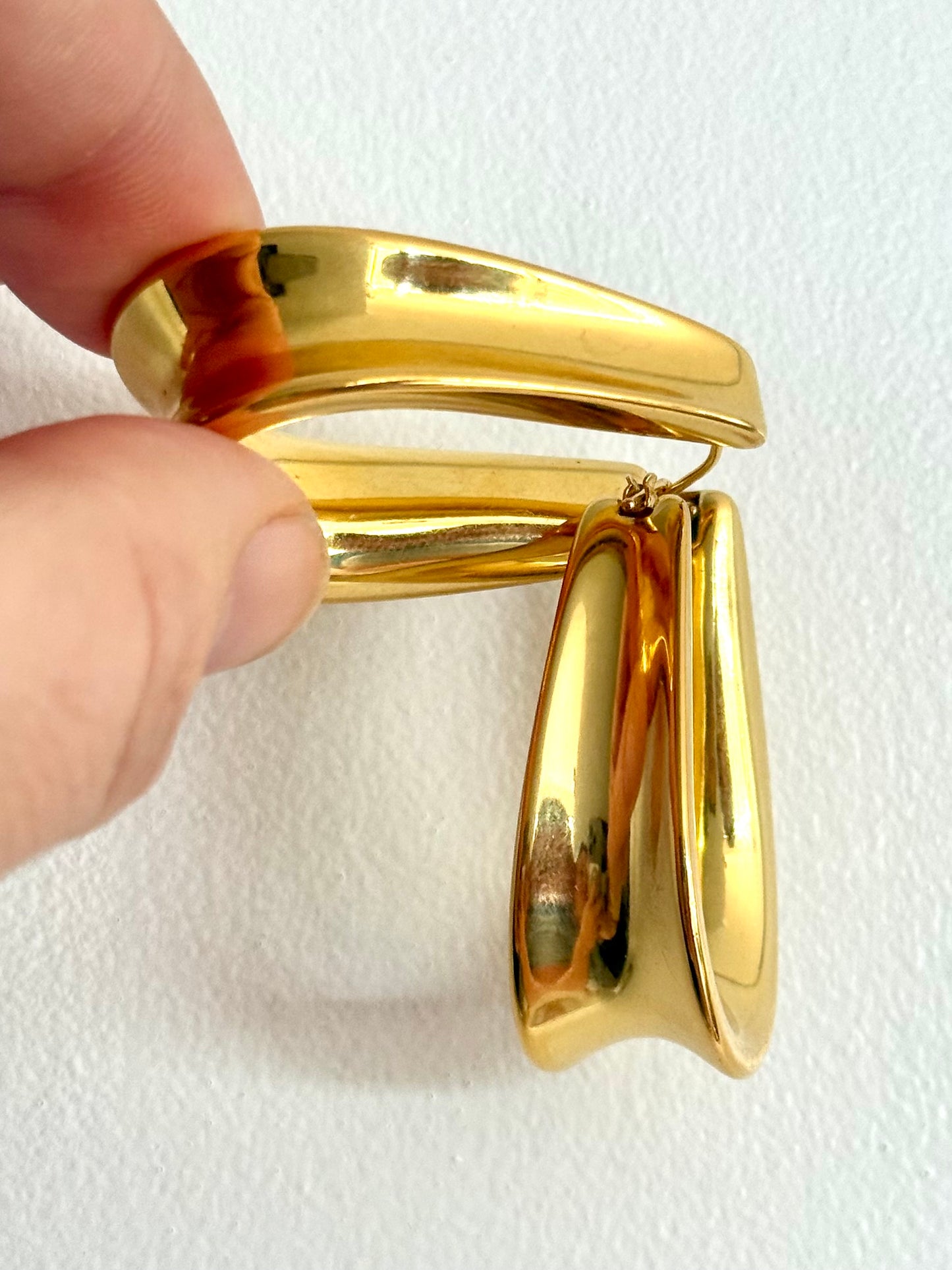.14ct .1970s .1990s .585 designer Italian modernist high carat yellow gold u shaped horseshoe form oversized Milor designer hoop gold clasp drop earrings