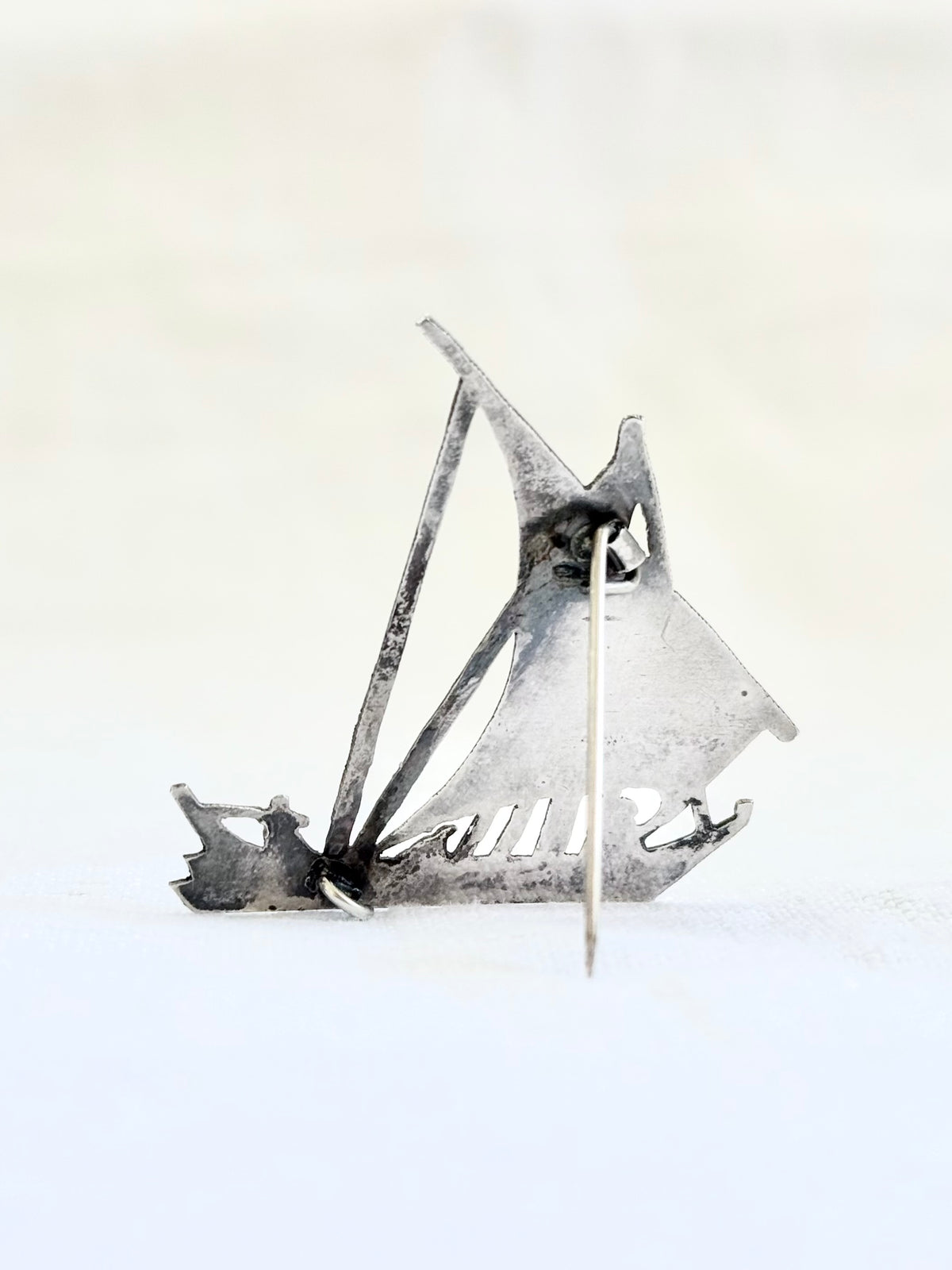 .1950s .925 Niello enamel floral engraved sailing boat brooch