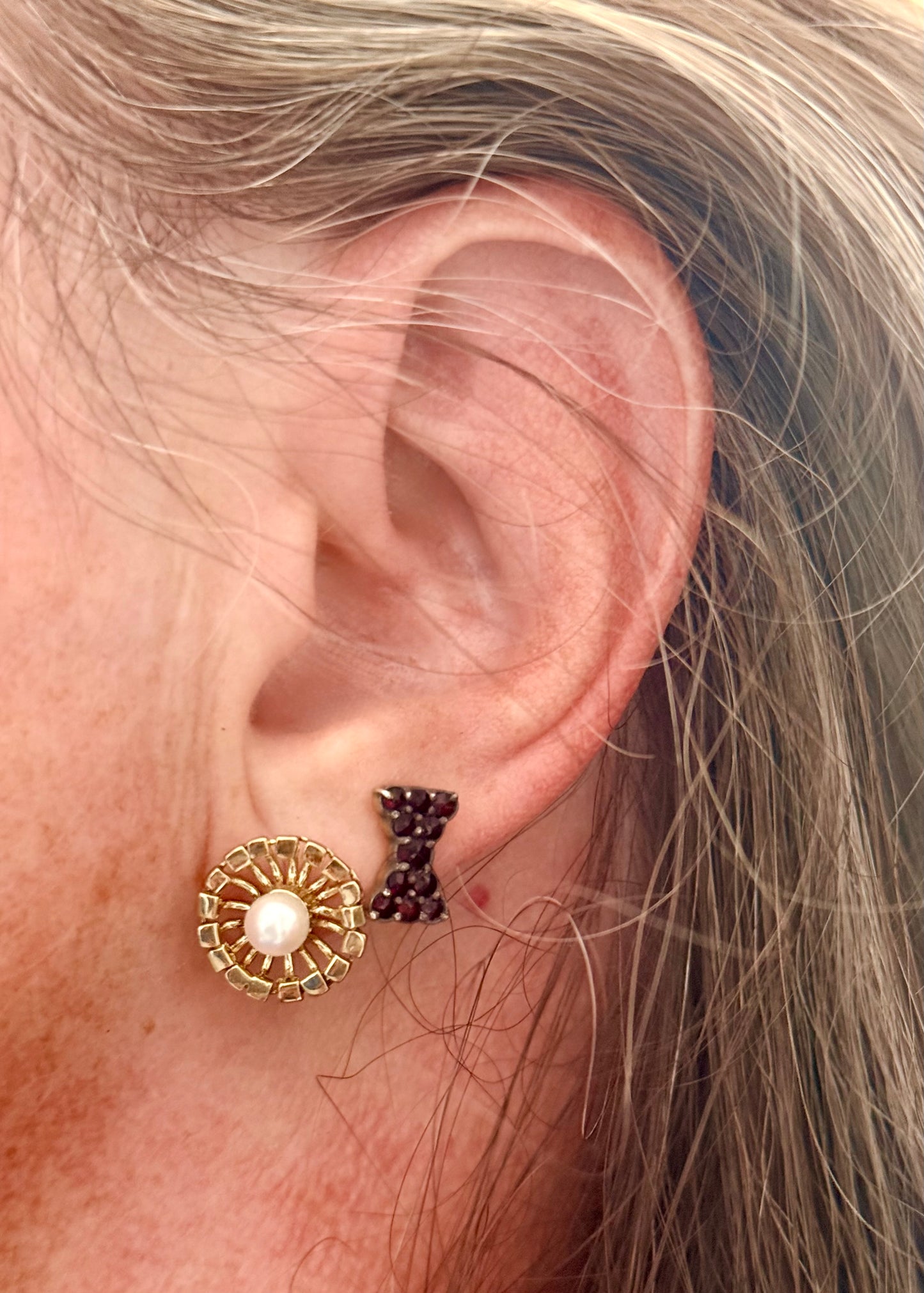 .1970s 9ct yellow gold starburst flower with crisp white pearl brutalist post stud push in earrings