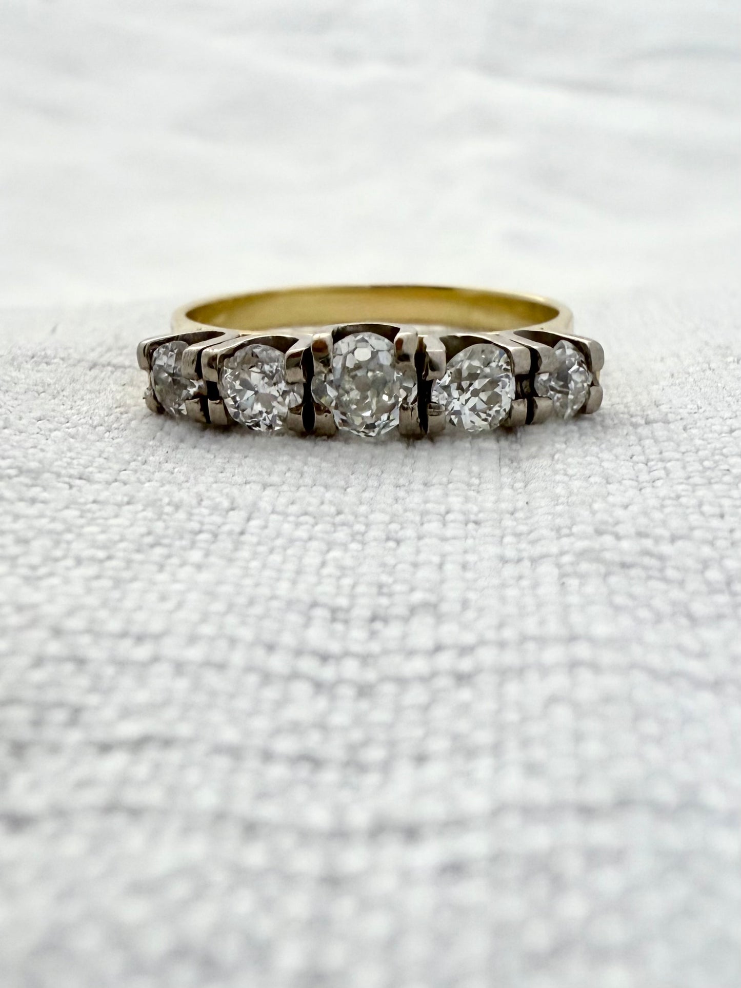 .750 18ct yellow gold 0.94ct weighted luxurious 5 diamond half eternity glorious heirloom ring