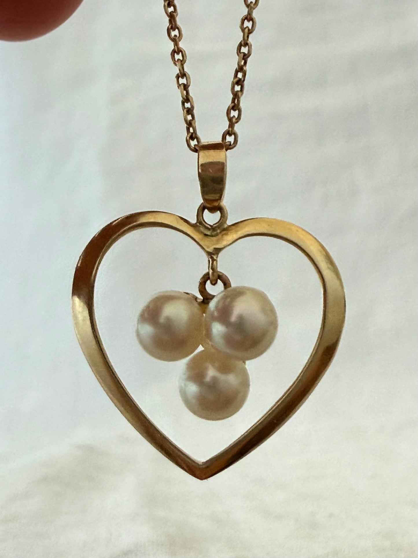 .14ct .585 gold MIKIMOTO designer marine cultured pearl collectors Mikimoto 14k gold and 3 Akoya white pearls heart pendant and chain necklace
