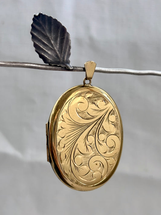 .1960s .1970s .375 .9ct gold Oversized Oval metal core photo locket pendant