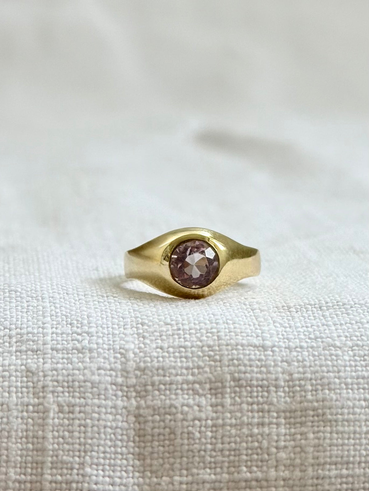 .1970s .375 .9ct Amethyst gemstone modernist 9ct gold classic signet unisex gypsy romantic purple gemstone gold pinky ring