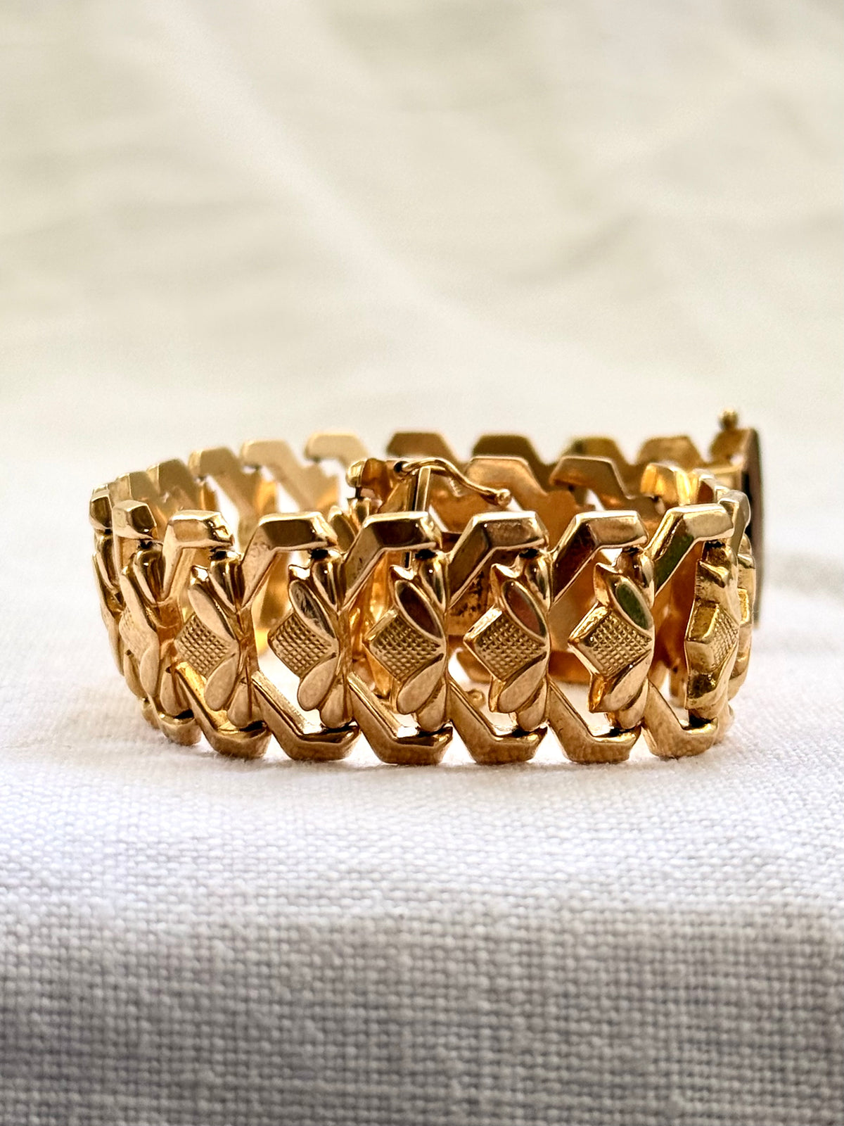 .18ct .750 Polish high carat gold geometric floral form Lotus form segment link luxury gold bracelet