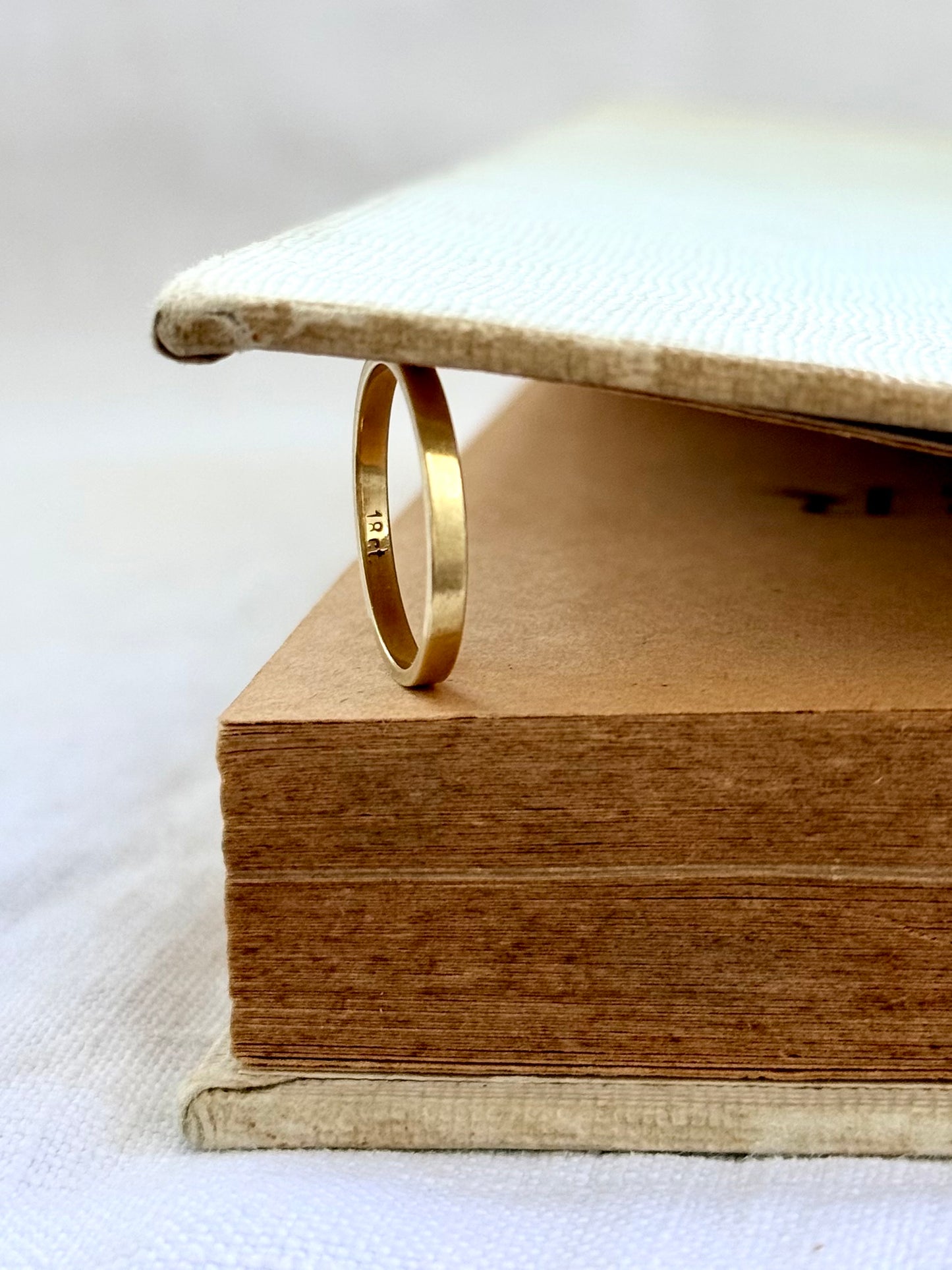 .18ct .1900s .1940s .750 rich high carat yellow gold ring band