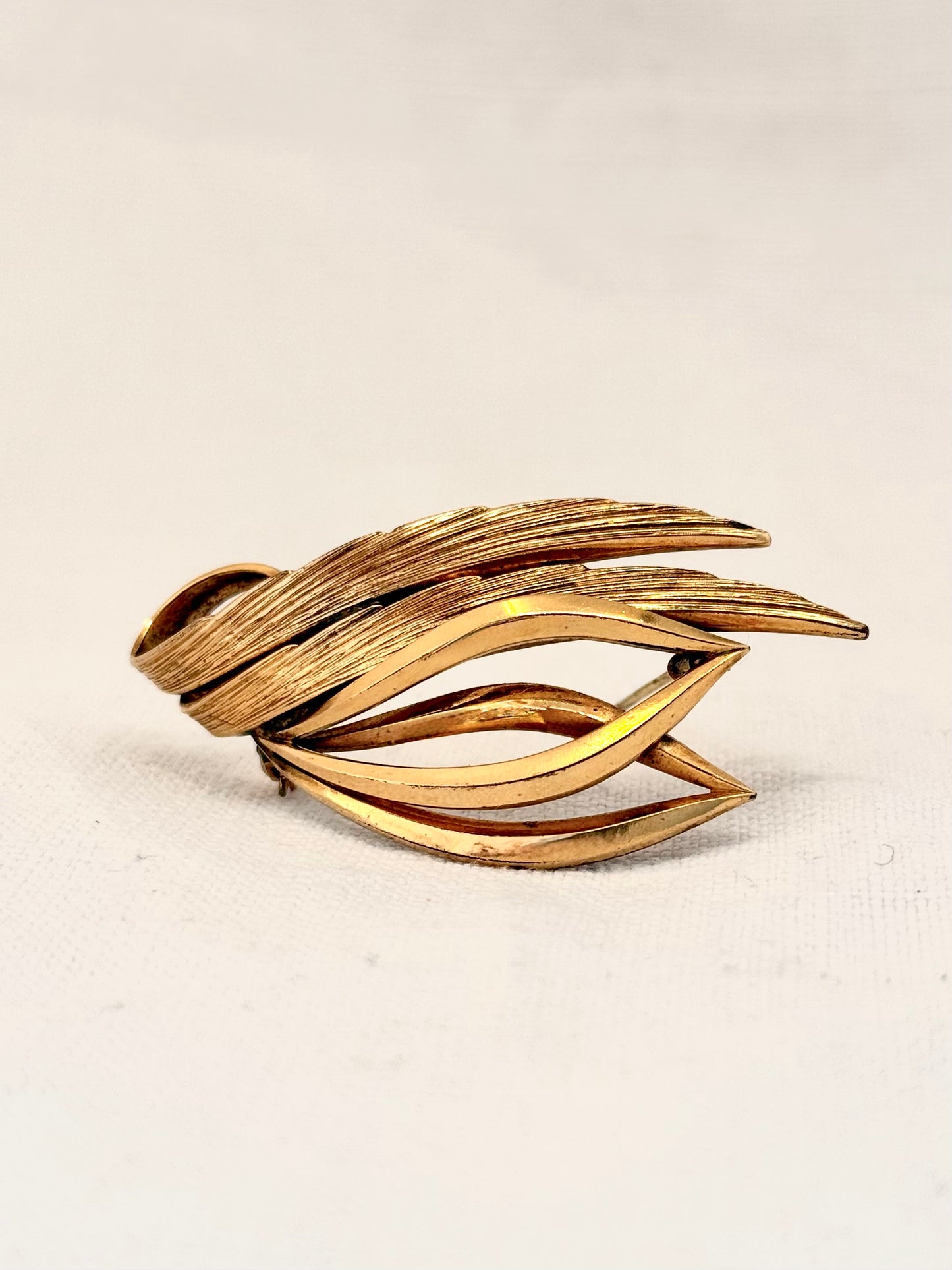 .1950s era German rolled gold vintage Mid Century Modern gold leaf textured warm gold brooch pin