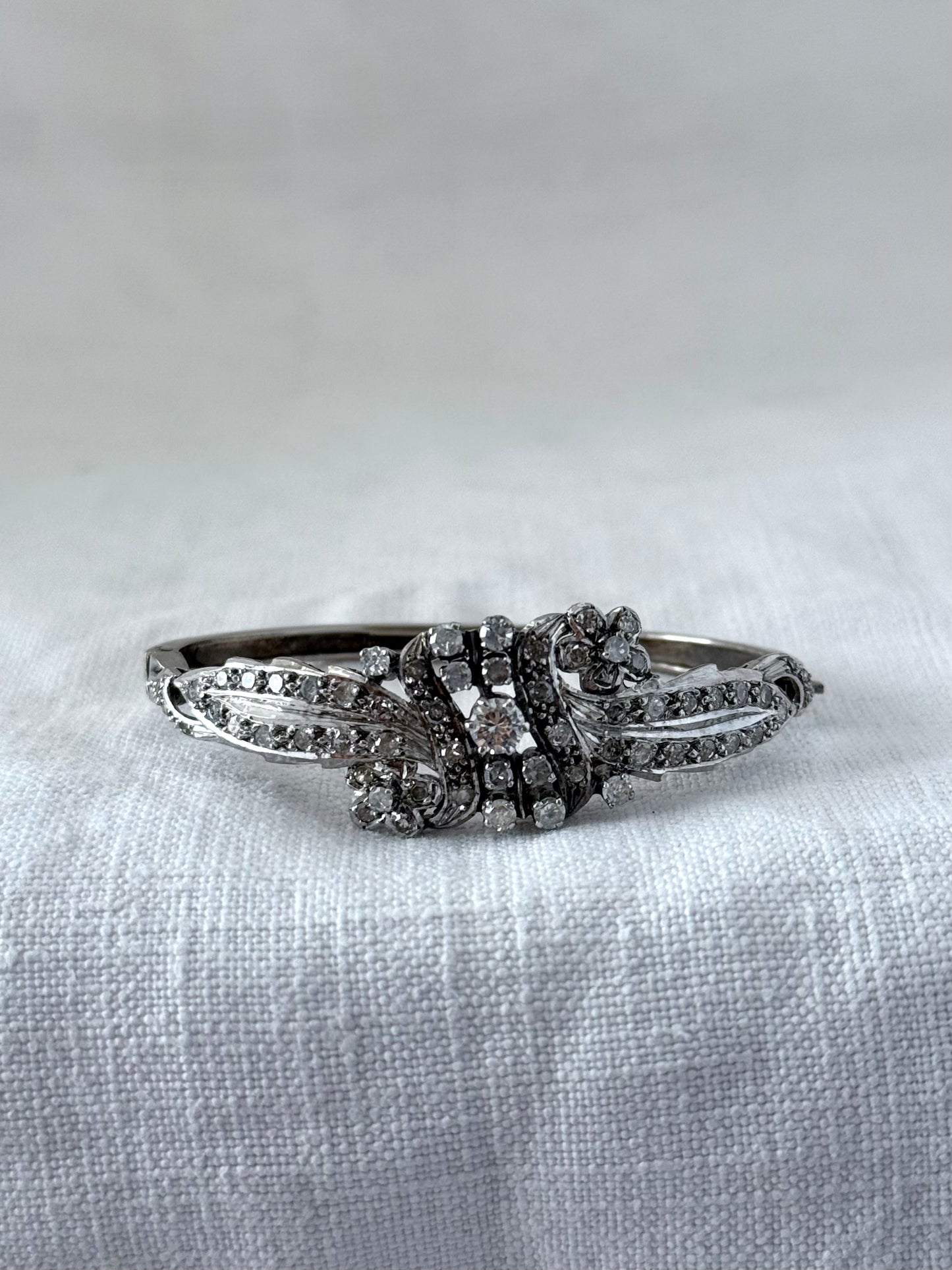.1920s .2.38ct diamond .9ct white gold Belle Epoque revival clasp bangle