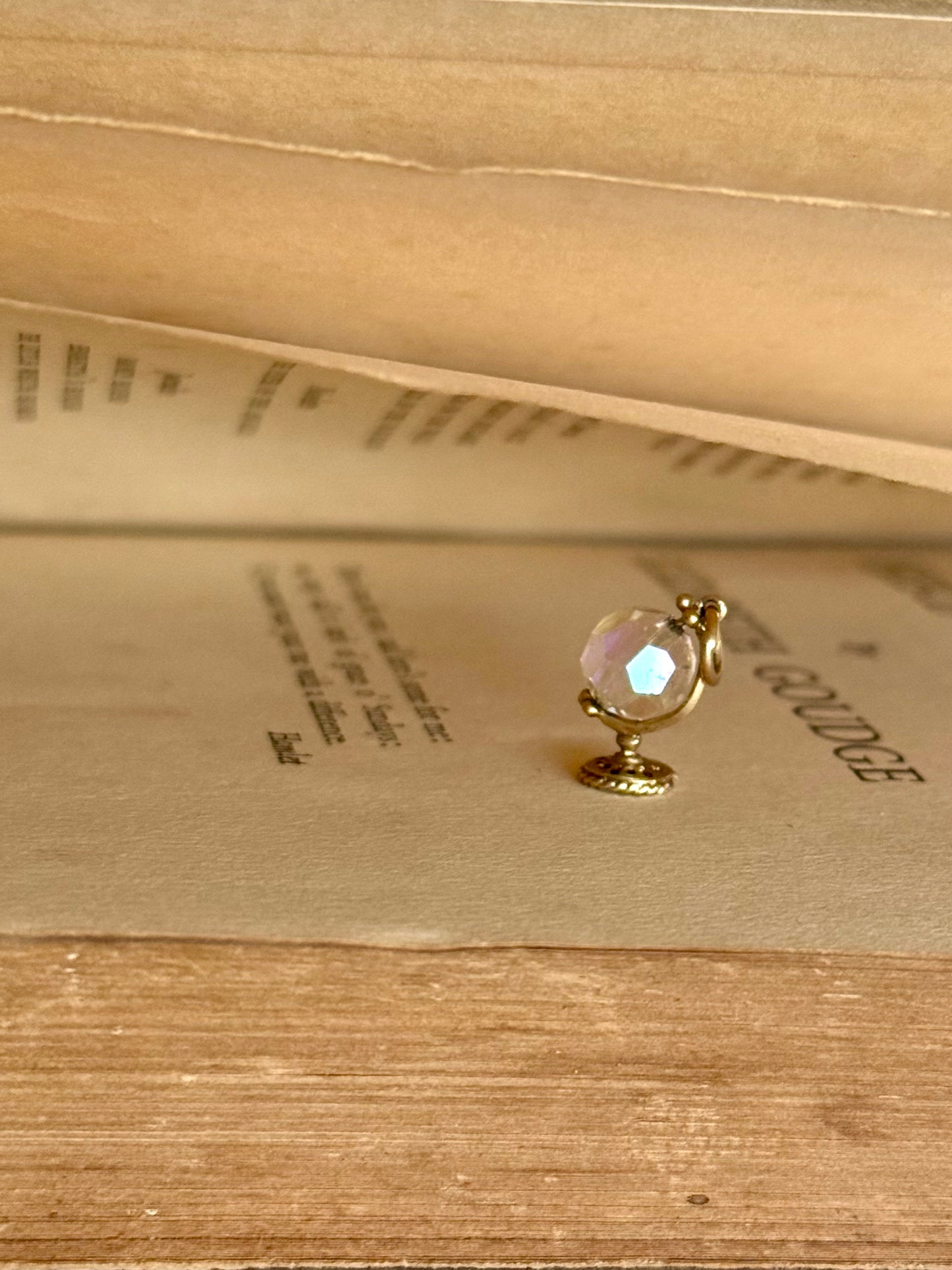 .1970s .375 .9ct retro gorgeous Auroria Crystal bead World globe yellow gold charm pendant