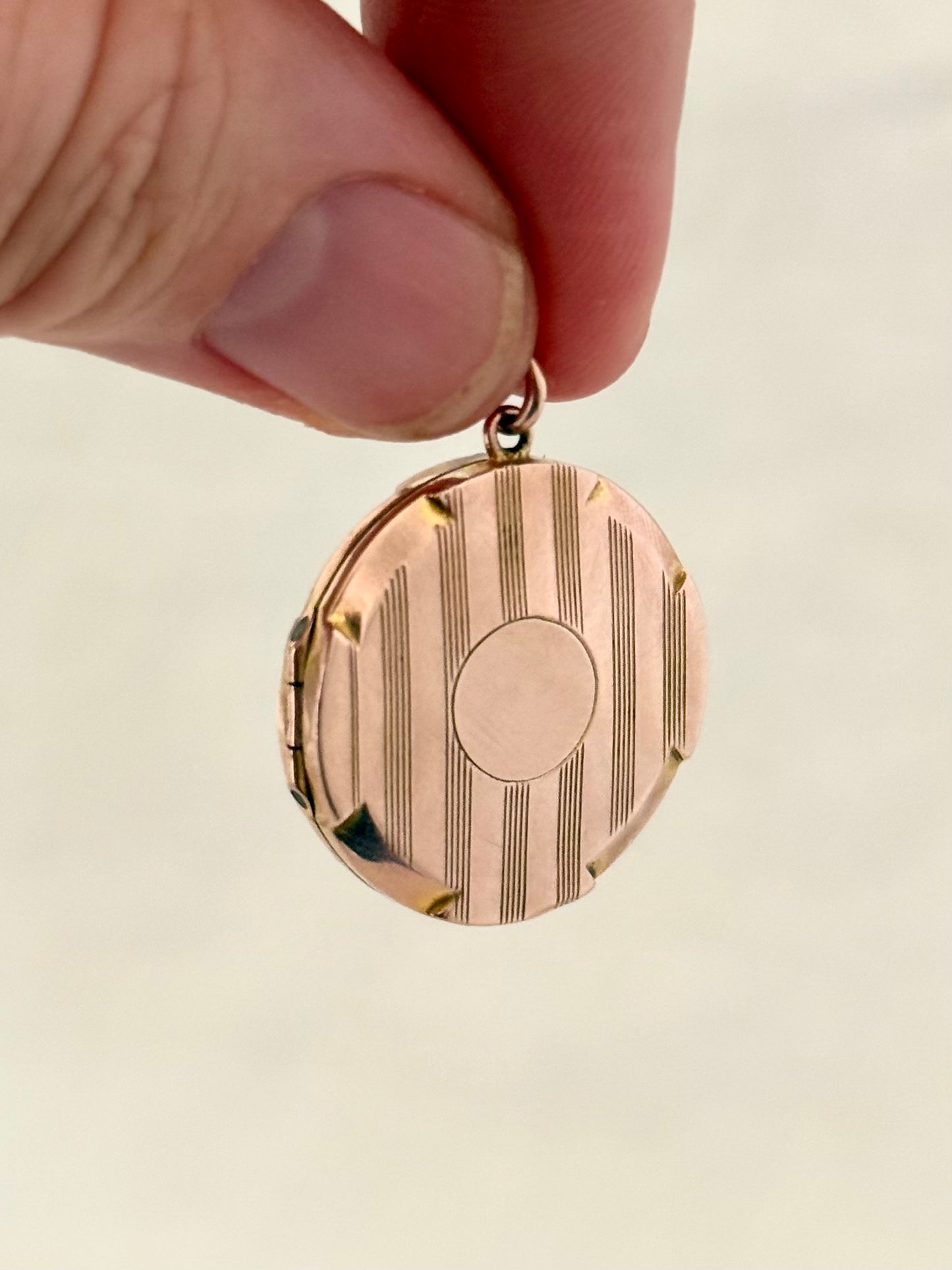 .1915 .375 .9ct antique rose gold Edwardian round pin stripe memory keepsake rose gold photo locket