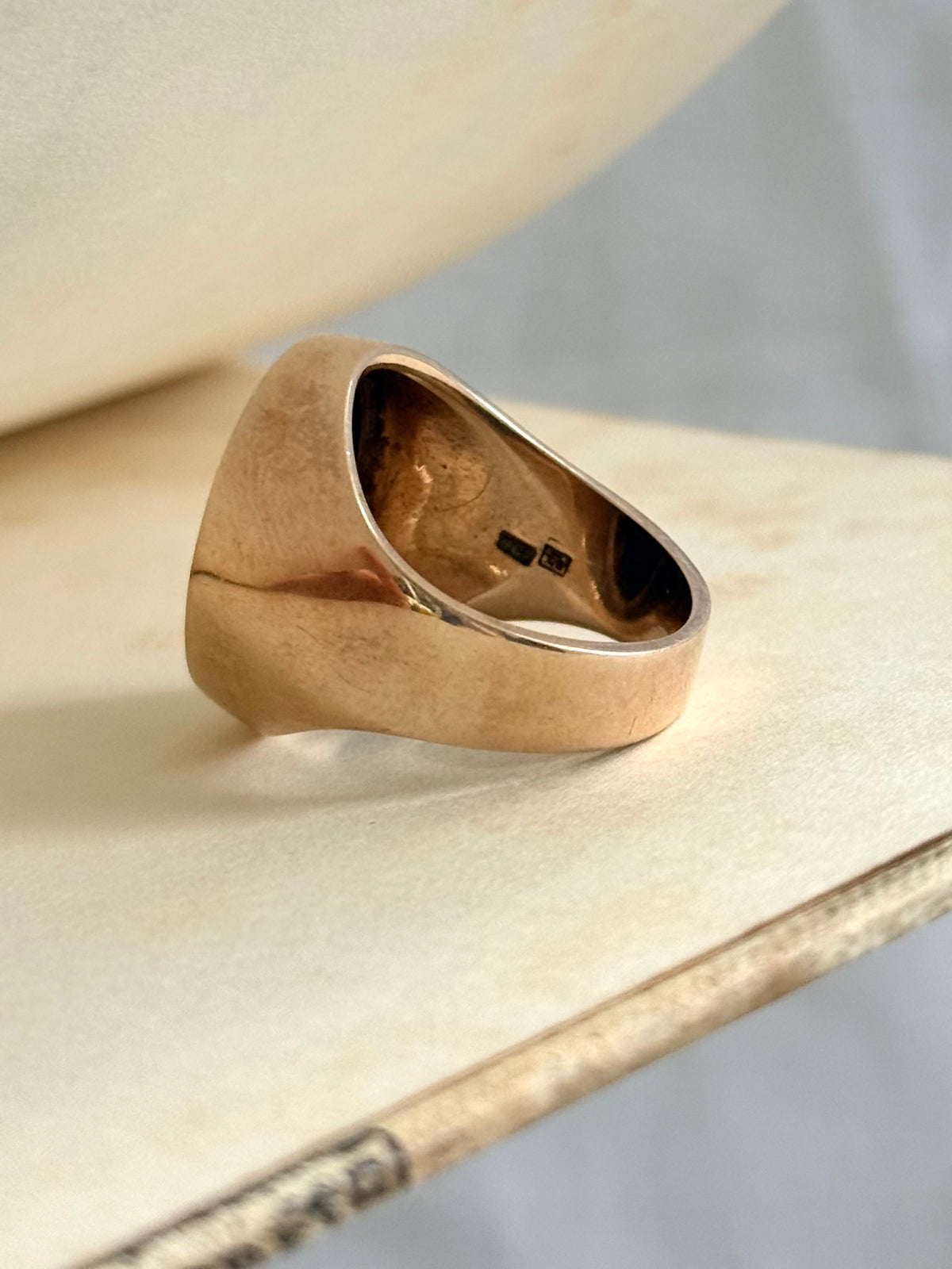 .1960s .375 .9ct black onyx large solid gold modernist oval signet seal gold heirloom unisex gold gemstone ring