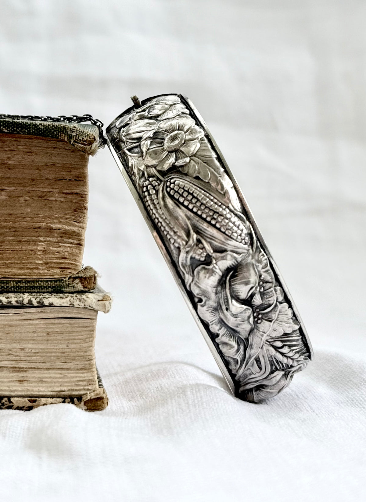 .1930s 1940s .833 Arts & Crafts Portuguese high relief silver repousse embossed floral corn wheat harvest clasp bangle