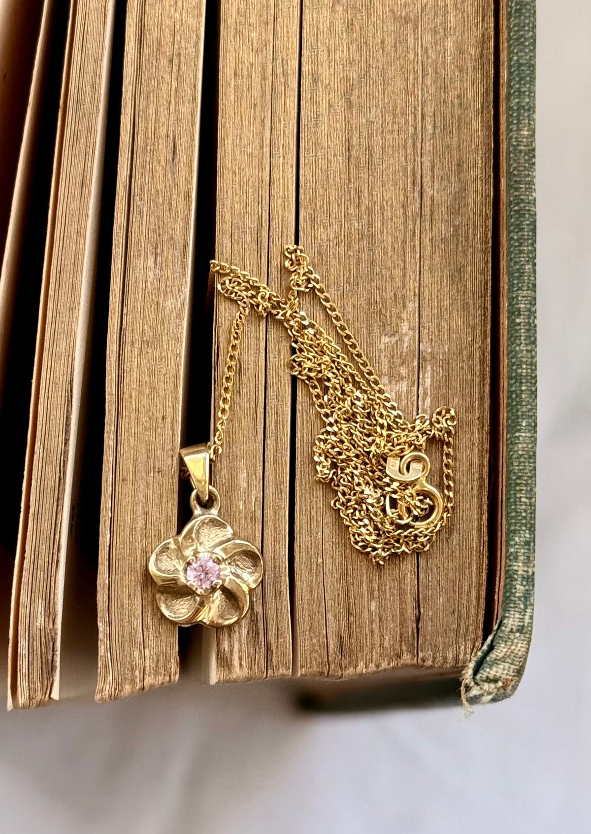 .1970s .375 .9ct gold blossom flower luxury pink stone floral gold pendant on modernist yellow gold chain necklace