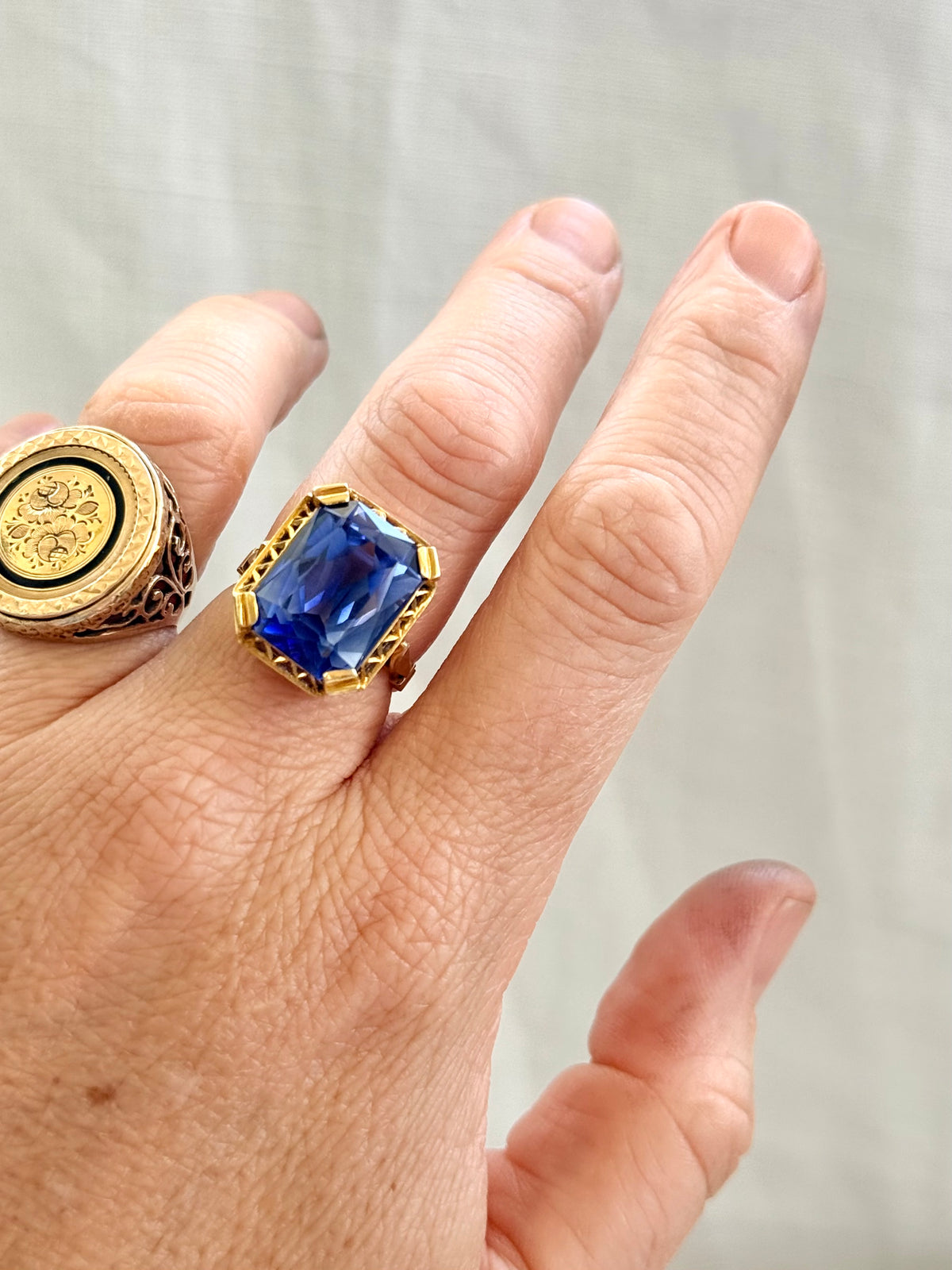 .18ct .1920s .1930s luxurious .750ct sapphire blue Corundum gemstone high carat gold large cocktail dress ring