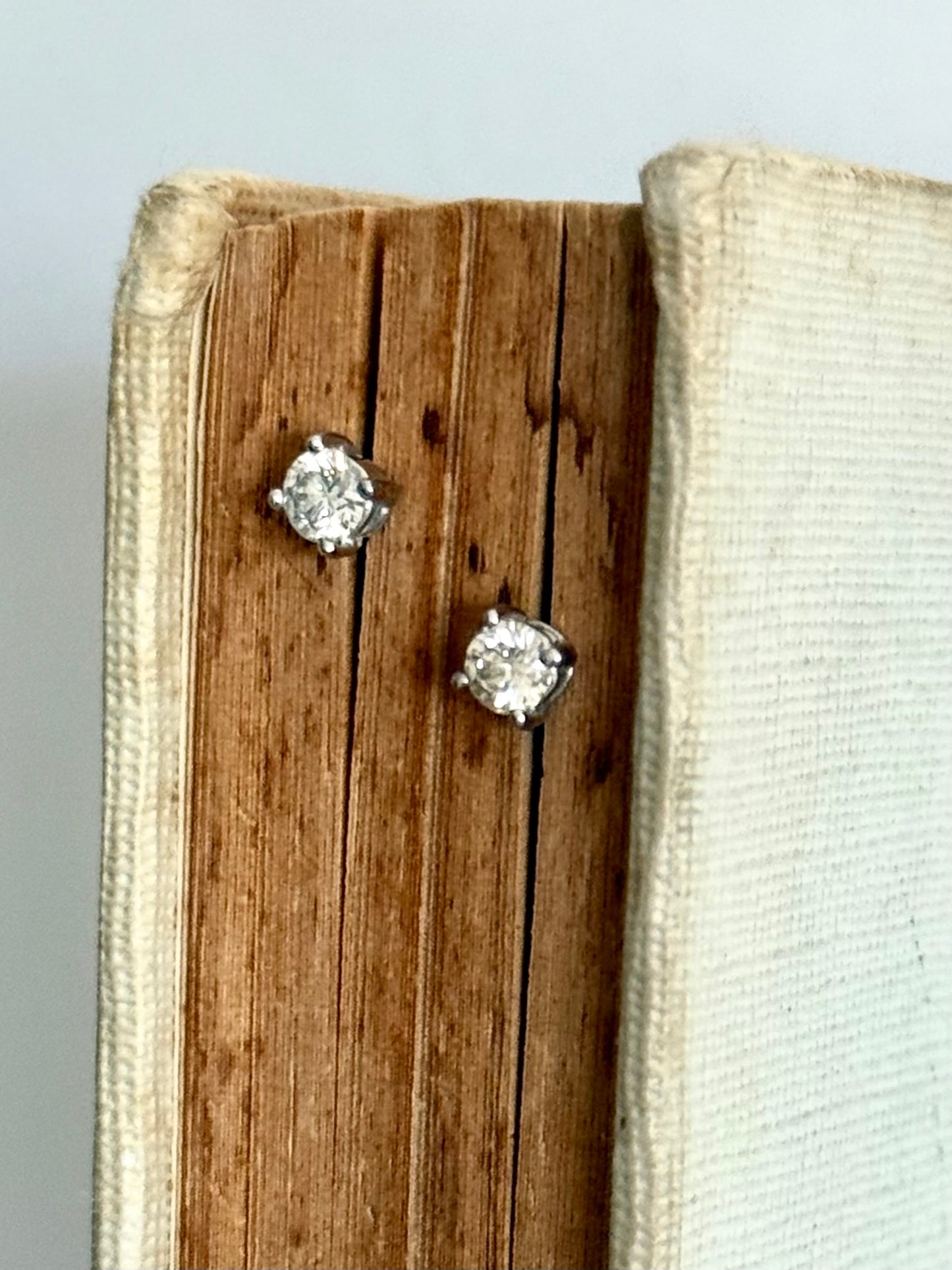.0.50ct .18ct white gold diamond solitaire classic luxury post stud earrings