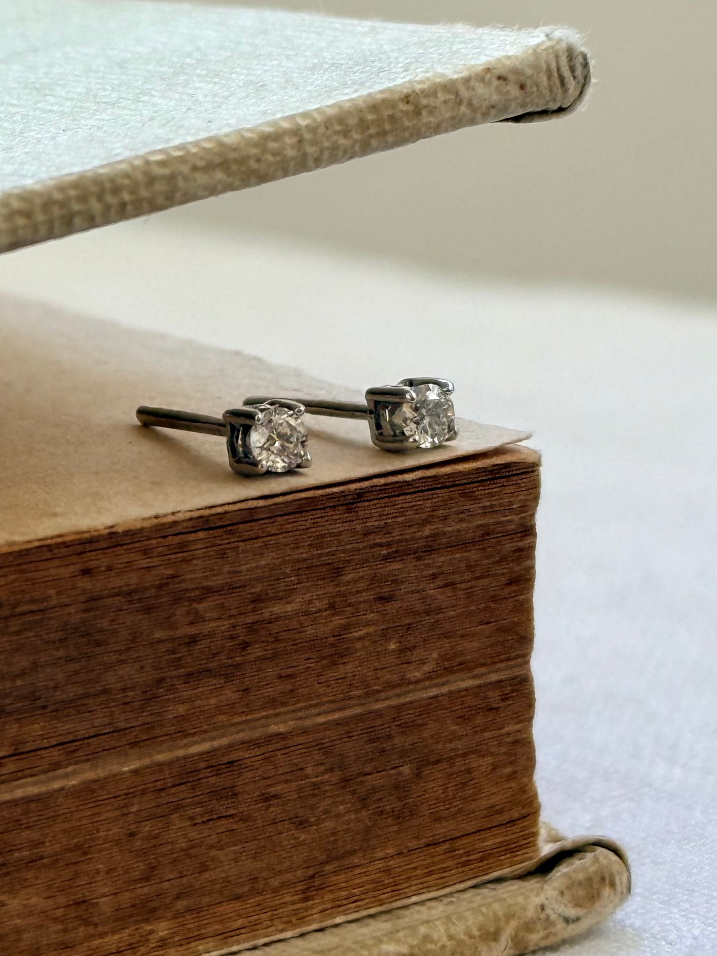 .0.2ct .375 .9ct white gold diamond solitaire classic luxury post stud earrings