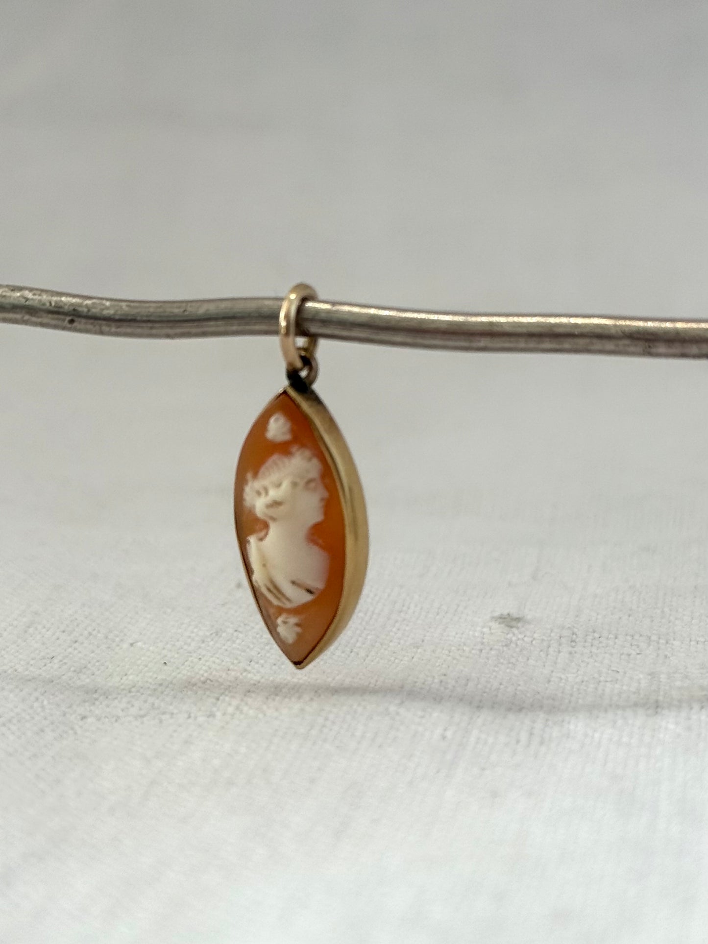 .1910s .375ct gold antique Edwardian pendant Marquise cat eye shaped Cameo shell 9ct gold pendant