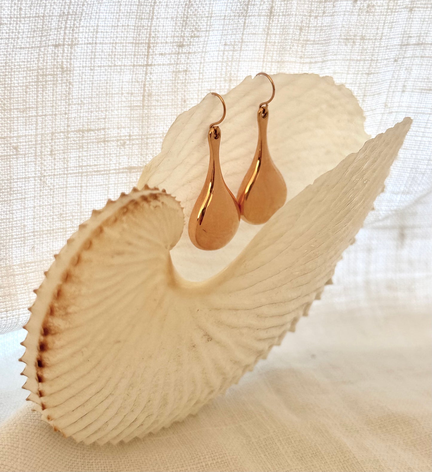 .14ct .1990s .585 architectural form designer Italian Milor modern 14k high carat rose gold teardrop dangle shaped oversized Milor designer rose gold drop earrings