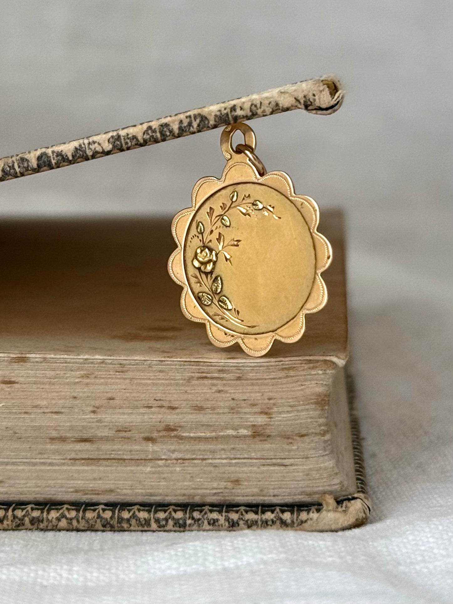 .18ct .1900s antique French Eagle head 18ct yellow gold green gold romantic scallop border Rose decal pendant