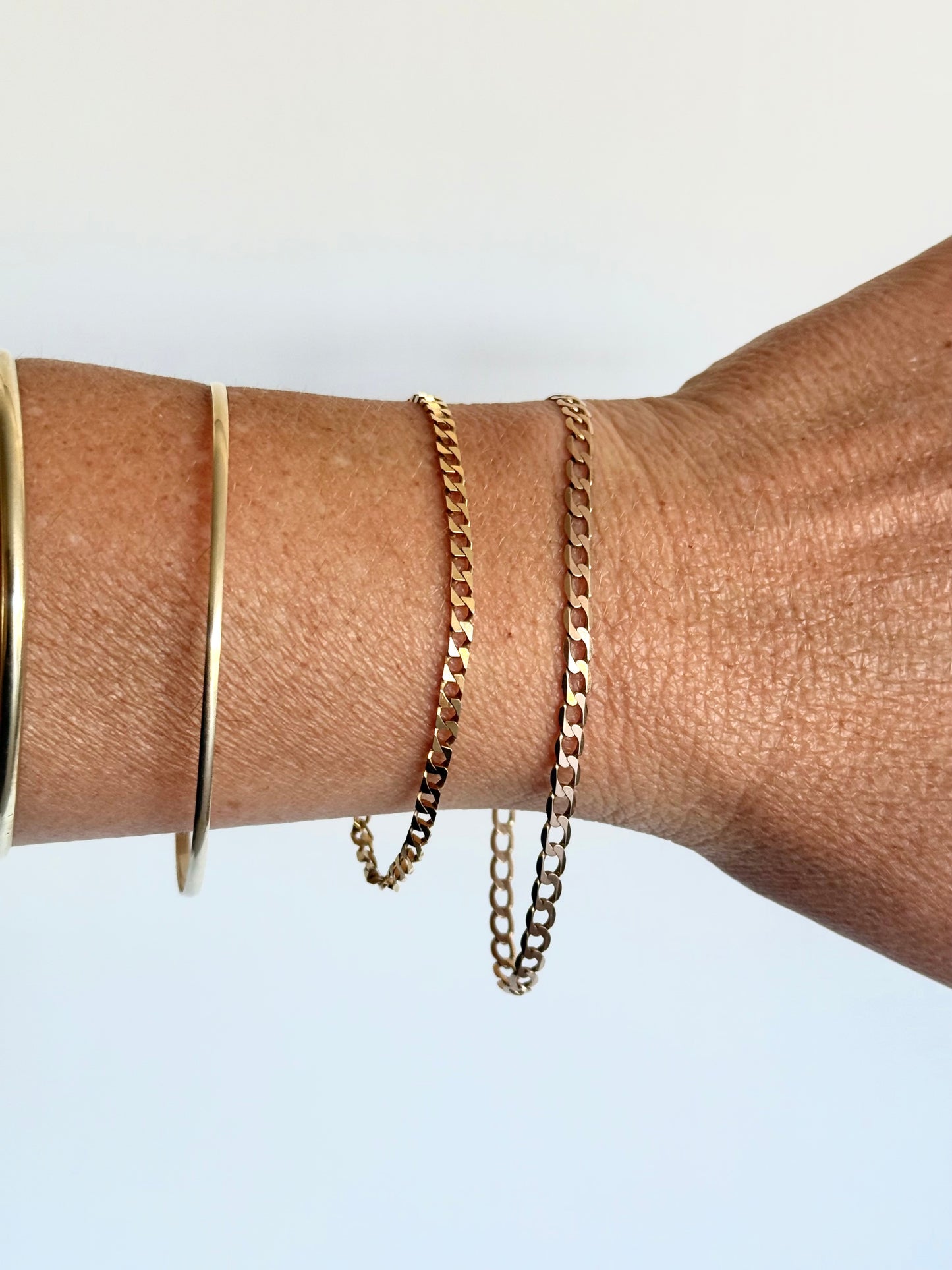.1990s .375 9ct gold buttery coloured classic rich luxury gold modernist flat curb chain bracelet