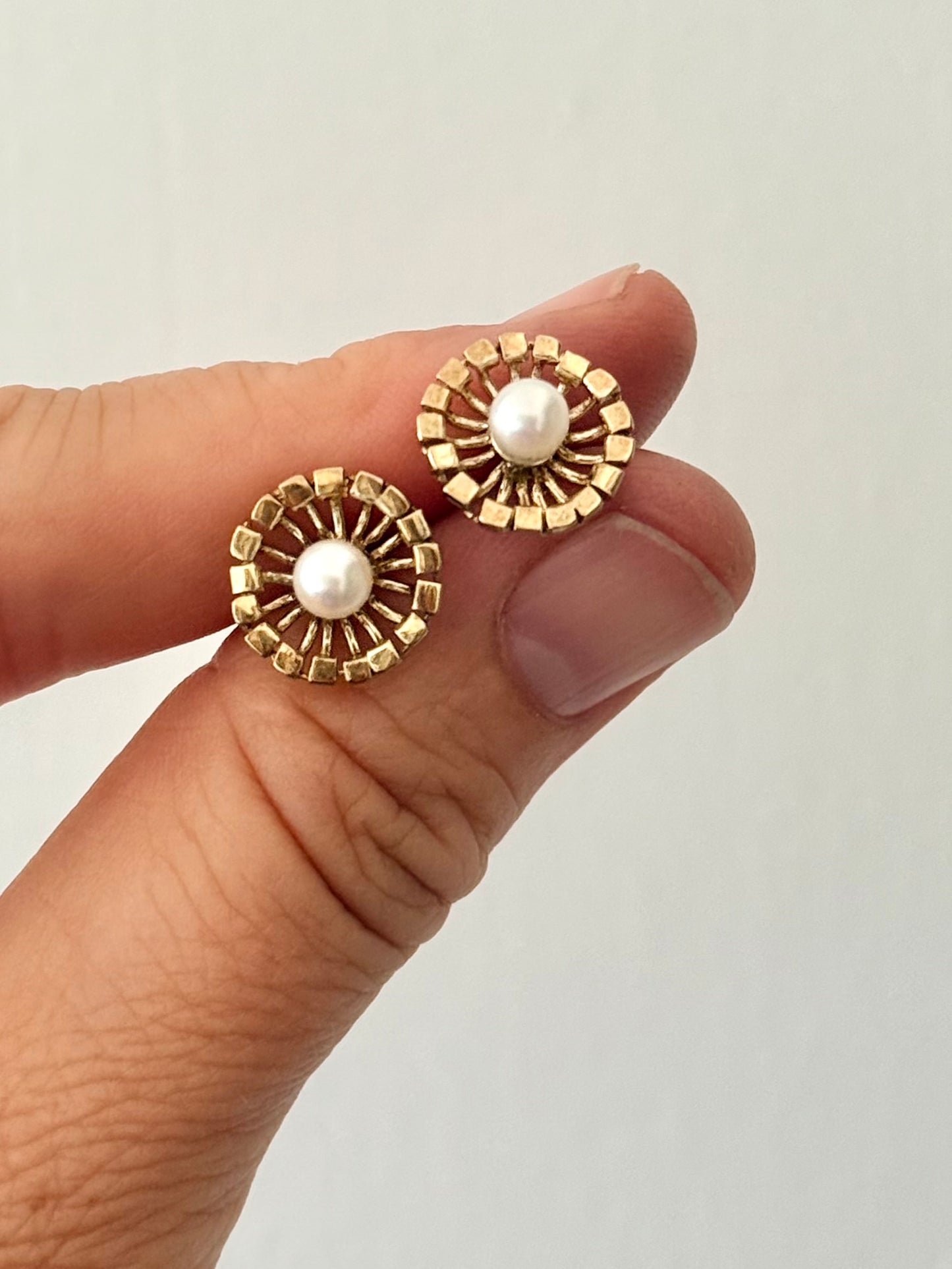 .1970s 9ct yellow gold starburst flower with crisp white pearl brutalist post stud push in earrings