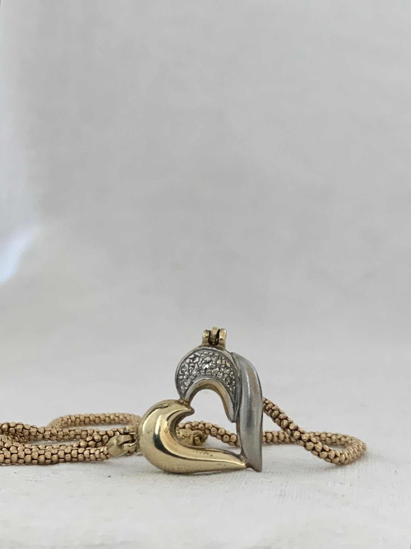 .1980s .375 9ct gold Classic retro modernist Diamond heart love token necklace