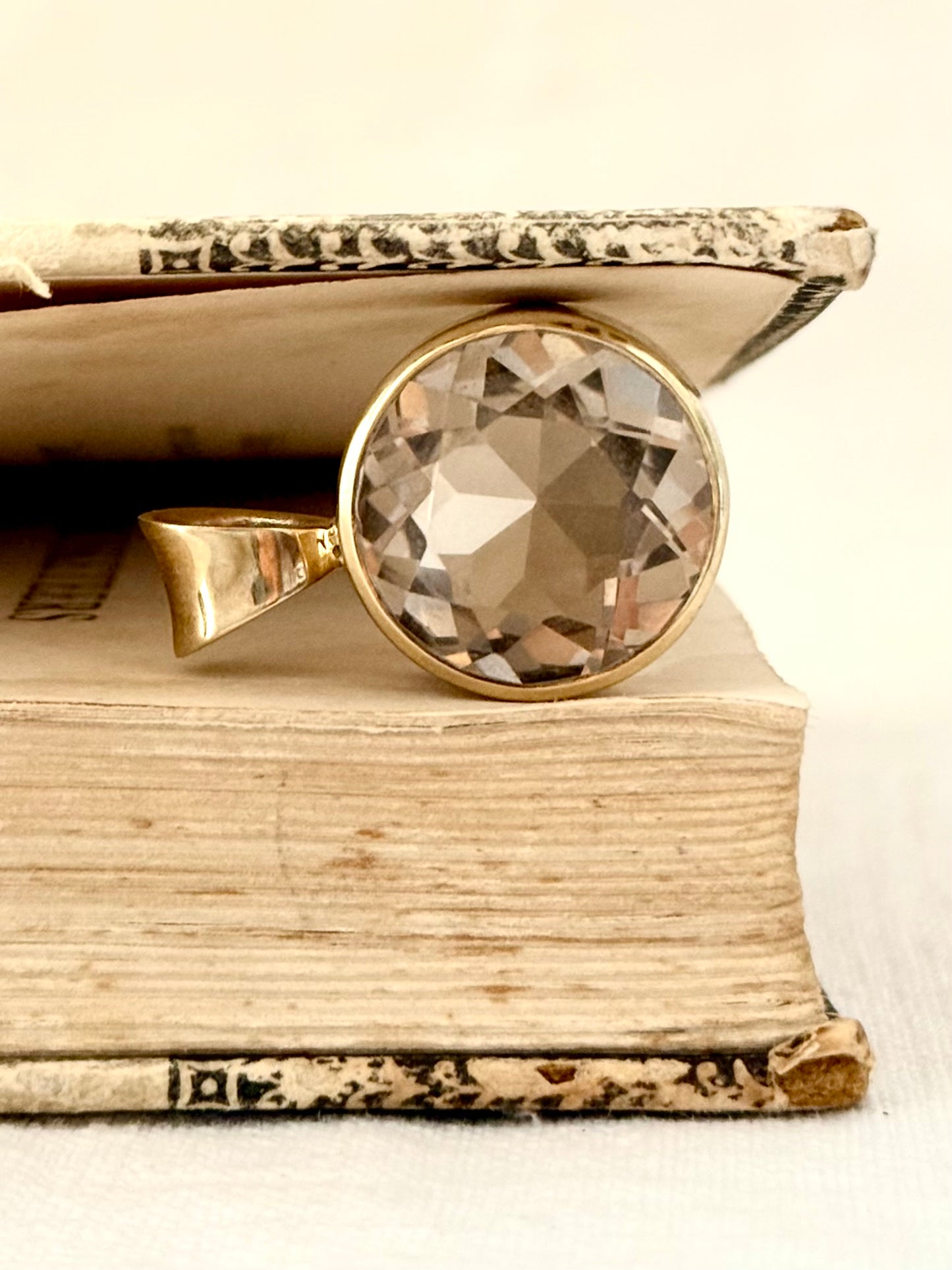 .15ct .1960s .1970s .9ct gold large and magnificent Smoky Quartz bezel set solid gold round statement pendant
