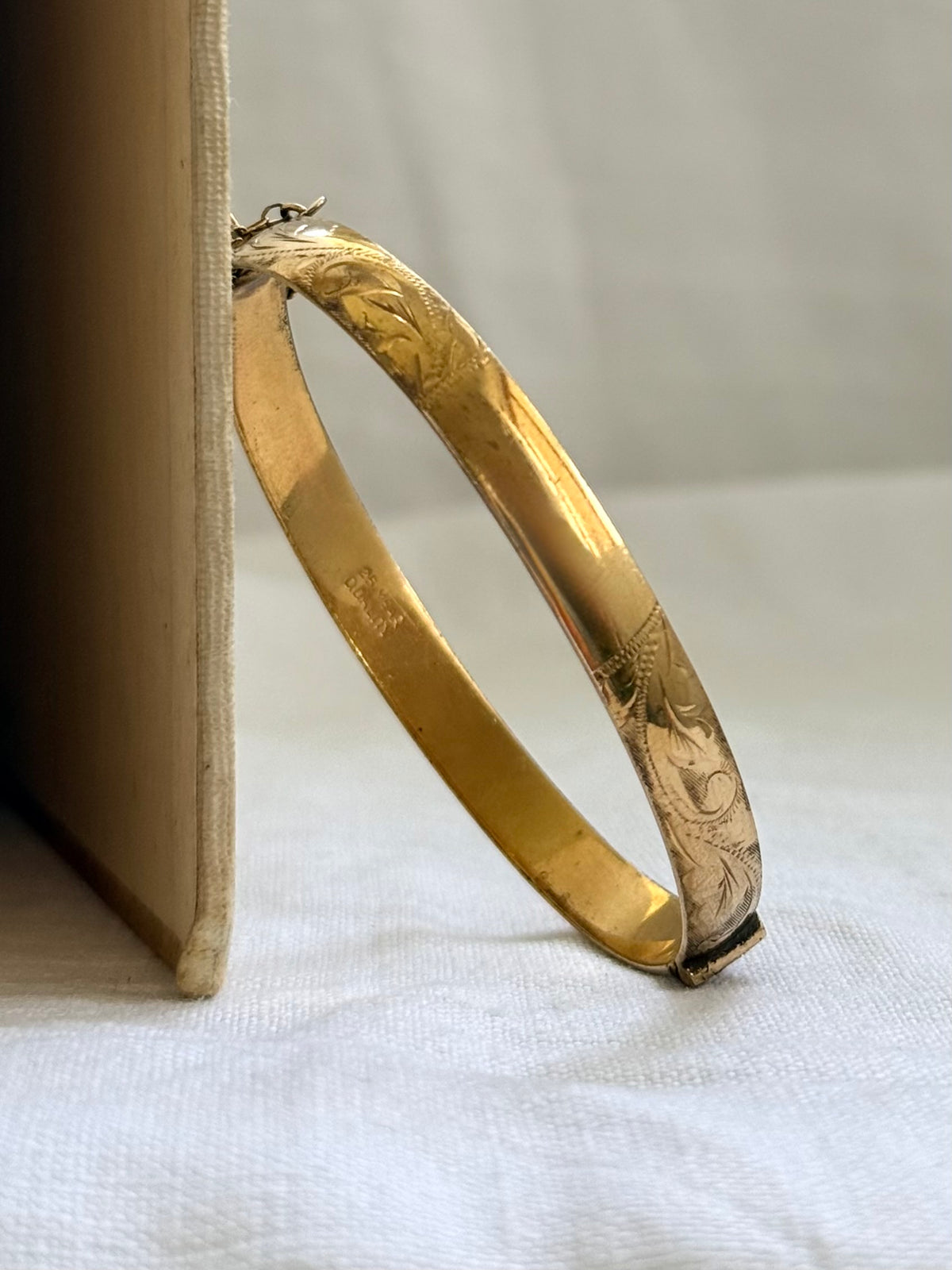 .1970s .1980s .375 .9ct gold classic luxury metal core leaf scroll engraved 9ct gold clasp bangle