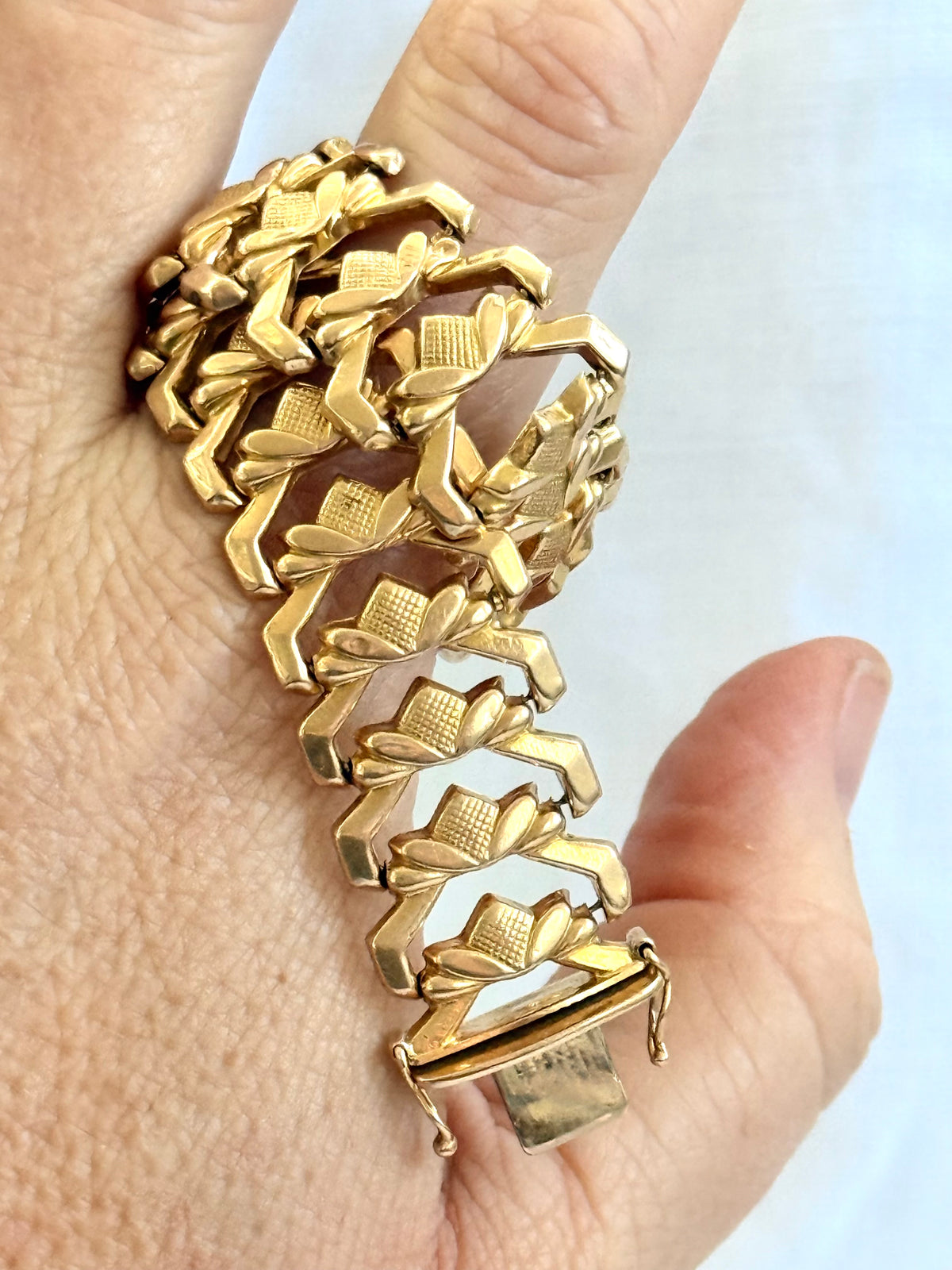 .18ct .750 Polish high carat gold geometric floral form Lotus form segment link luxury gold bracelet