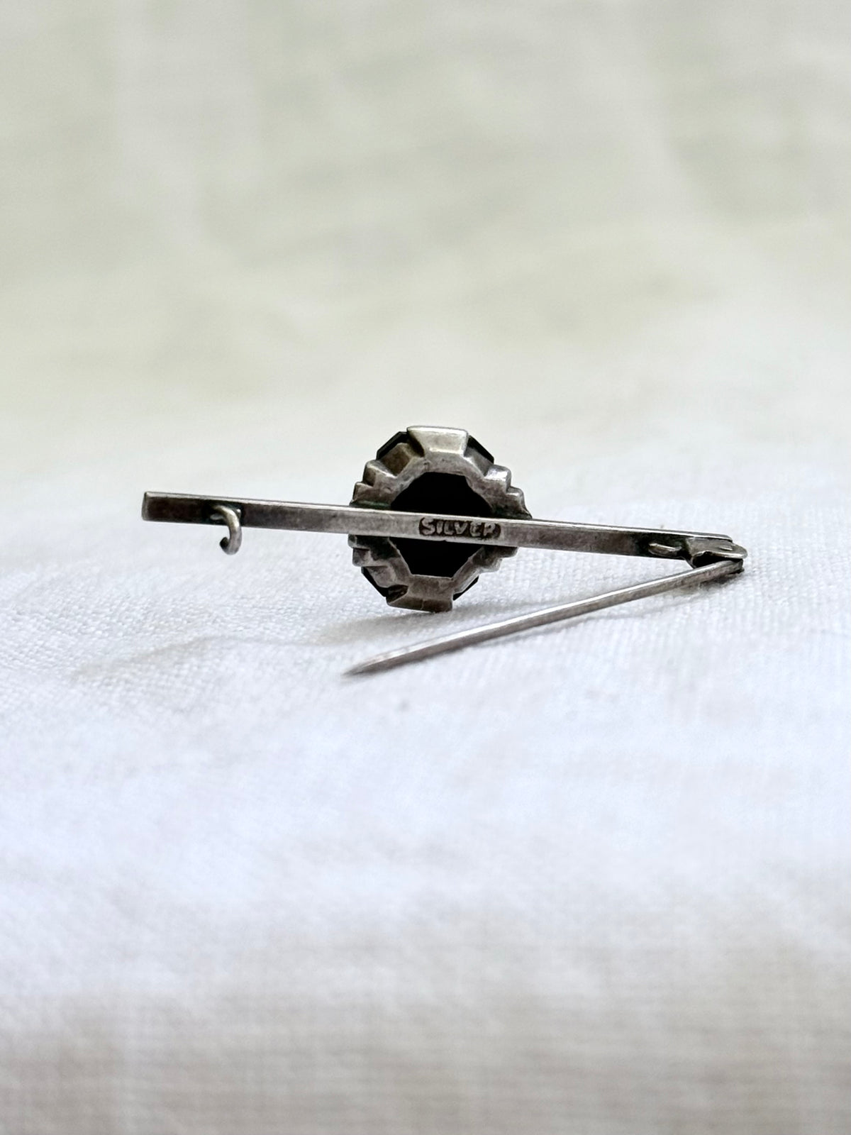 .1920s .925 Art Deco black Onyx gemstone geometric shape sterling silver bar brooch