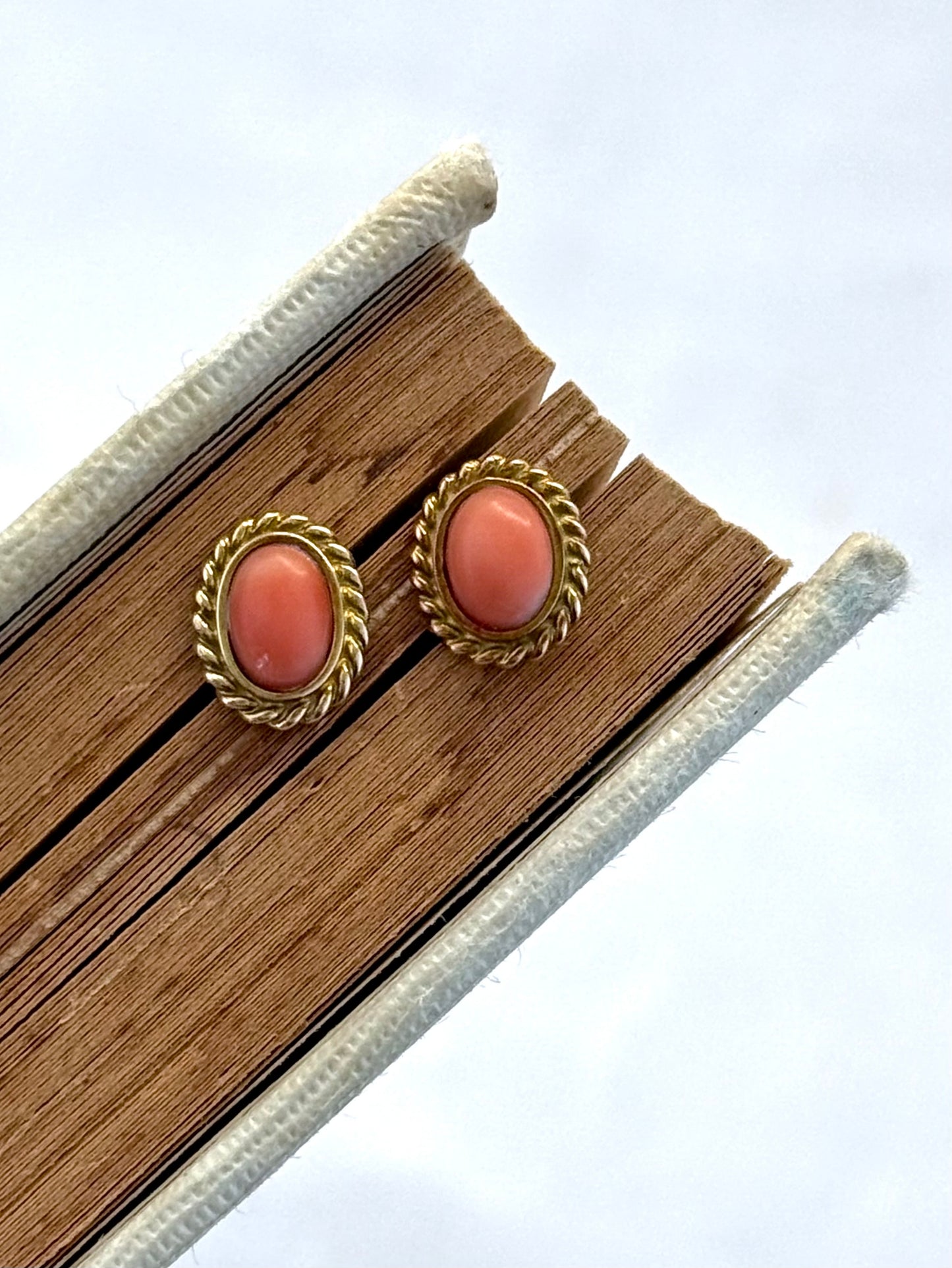 .1970s .375 .9ct Salmon coral and luxurious gold oval post stud push in luxury earrings