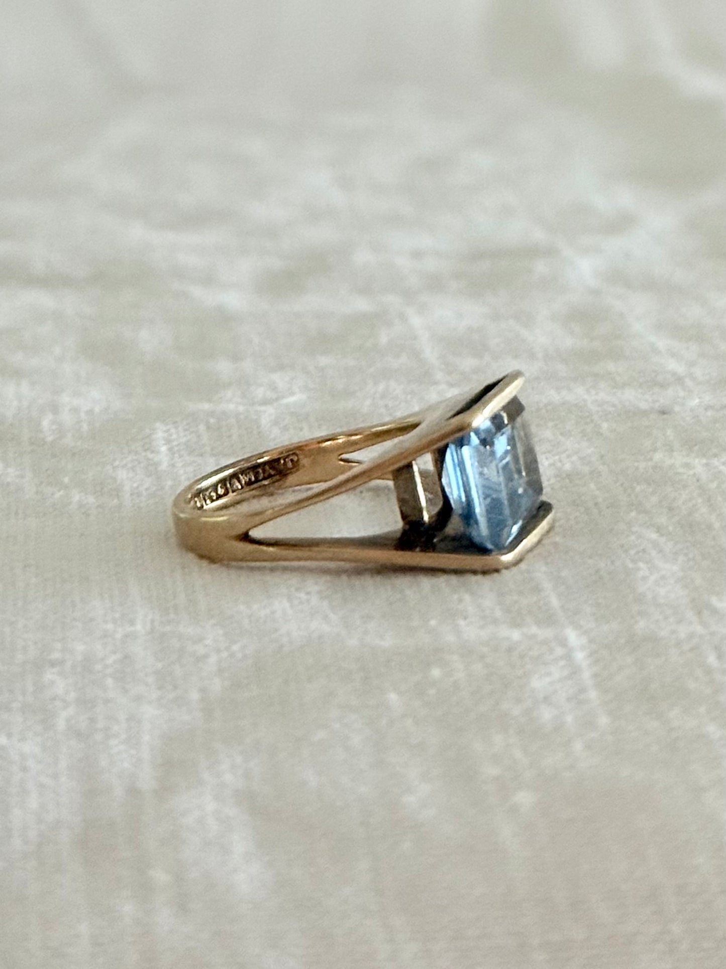 .1960s .1970s .375 .9ct gold blue stone cocktail modernist dress ring