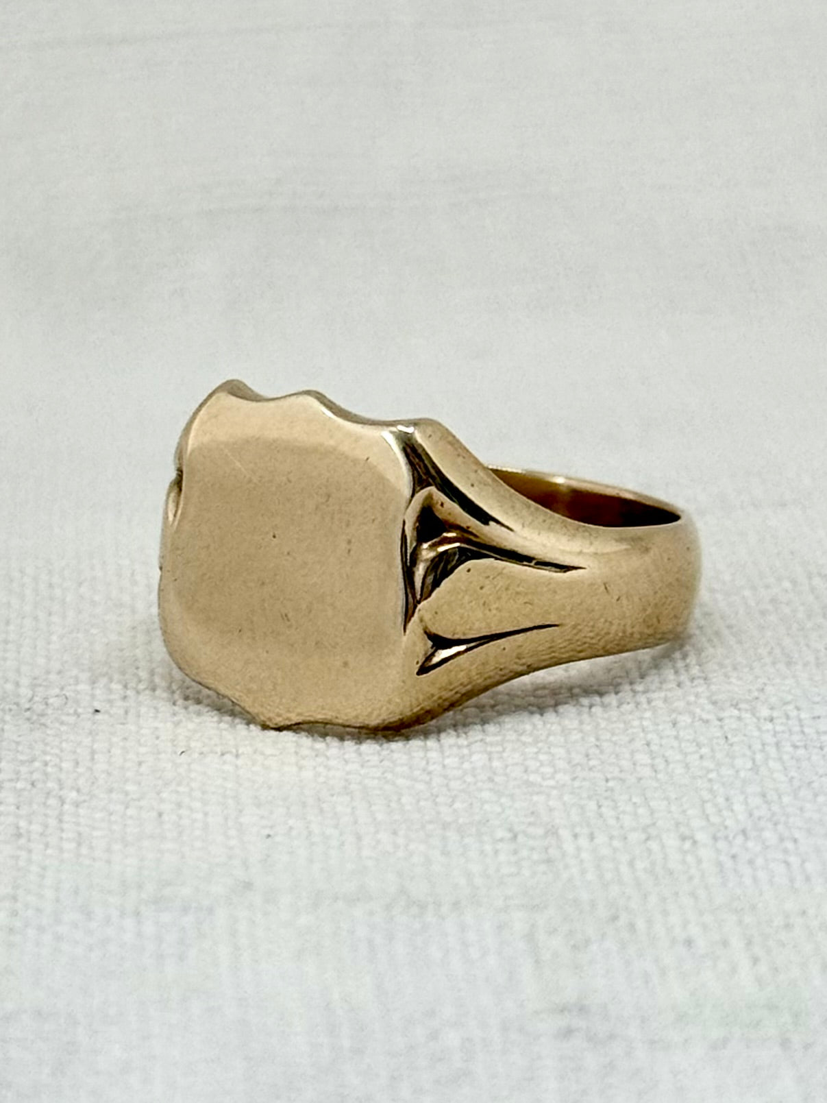 .1970 .375 .9ct solid yellow gold South African Signet Seal Crest Gold Shield ring