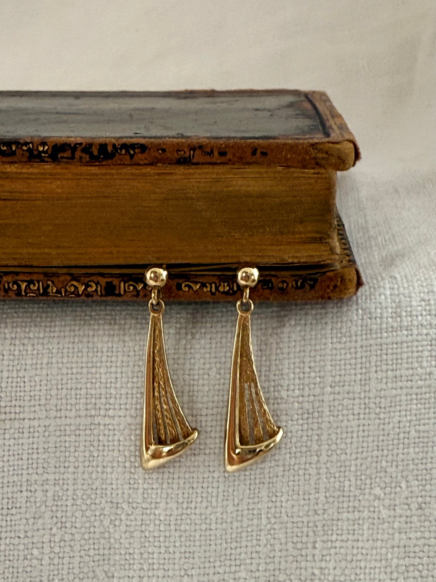 .1970s 1980s .375 fancy fan drop 9ct yellow gold swing post stud dangle earrings