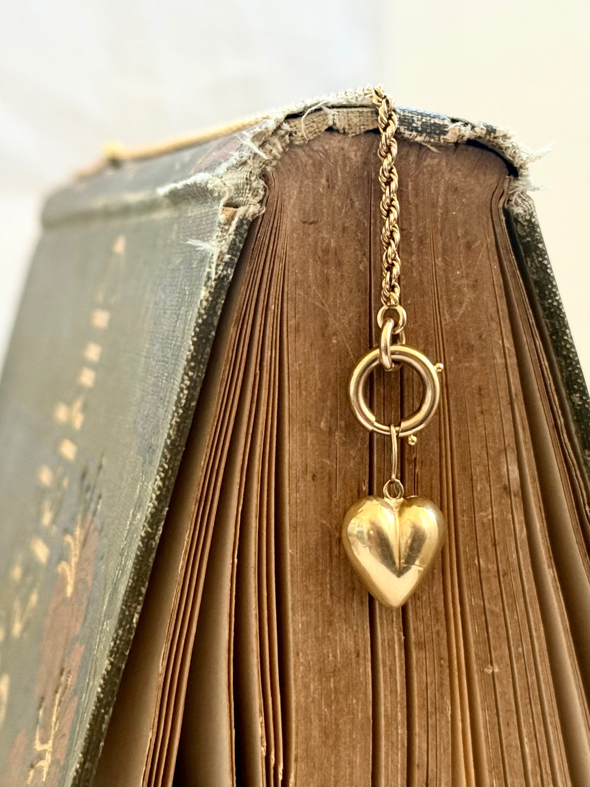 .18ct .1900s antique French high carat .750 gold puffy heart romantic charm pendant