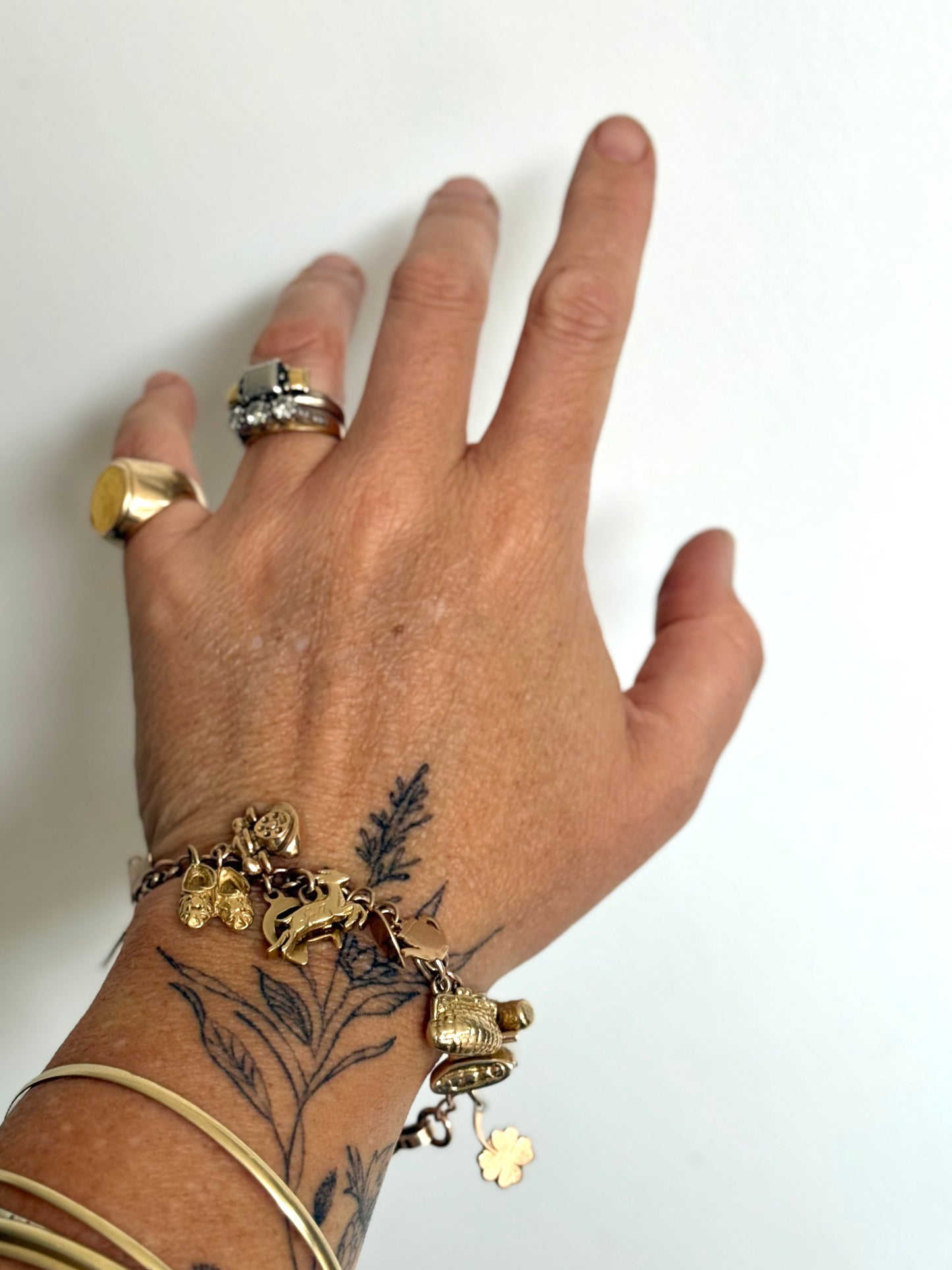 .1970s .1980s .23 charm solid .375 .9ct gold modernist keepsake luxury heirloom charm bracelet