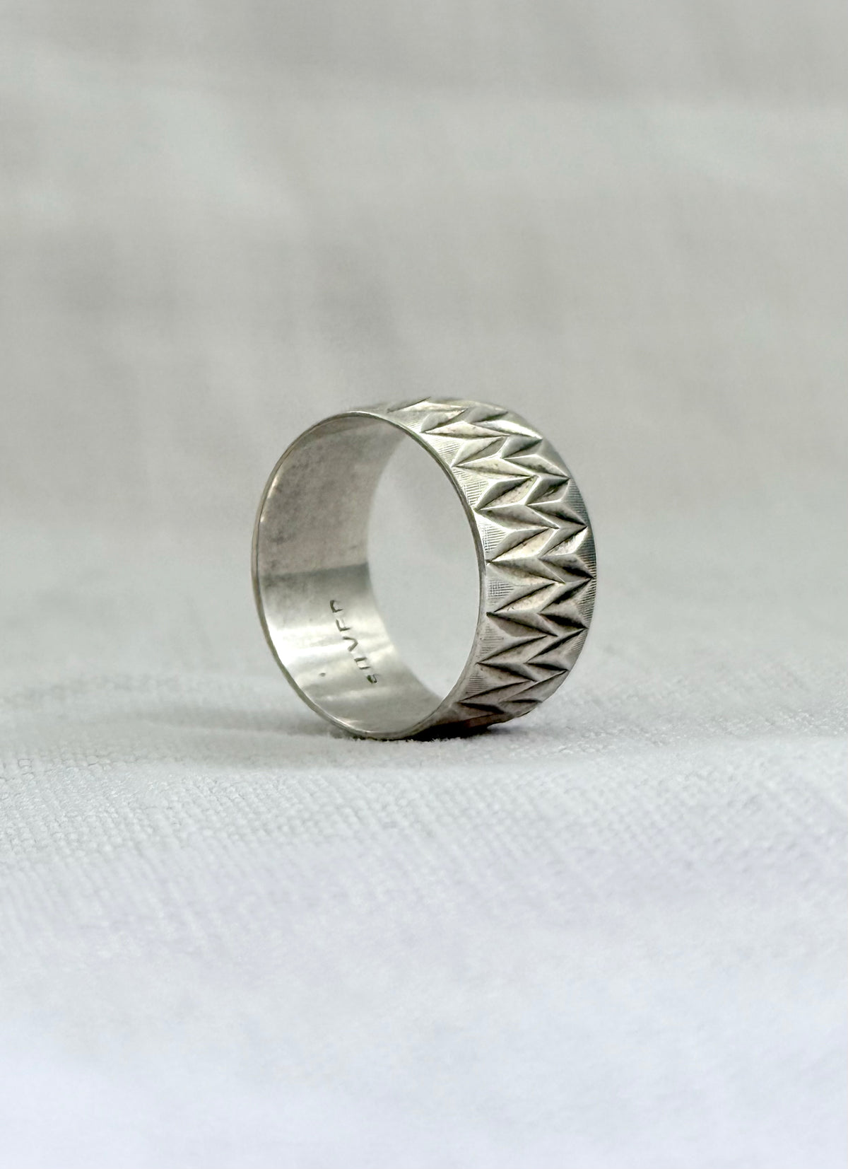 .1970s .925 Edwardian revival zigzag wide decorative engraved geometric etched sterling silver Cigar Band Ring