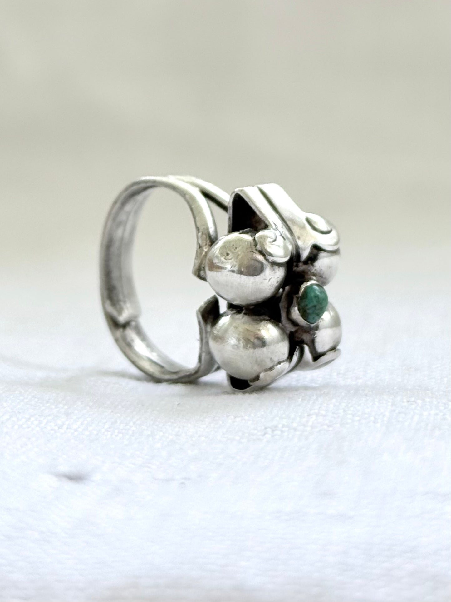 .1940s .925 old Mexico artisan hand forged, hand made architectural collectable silver Turquoise silver repousse ball ring