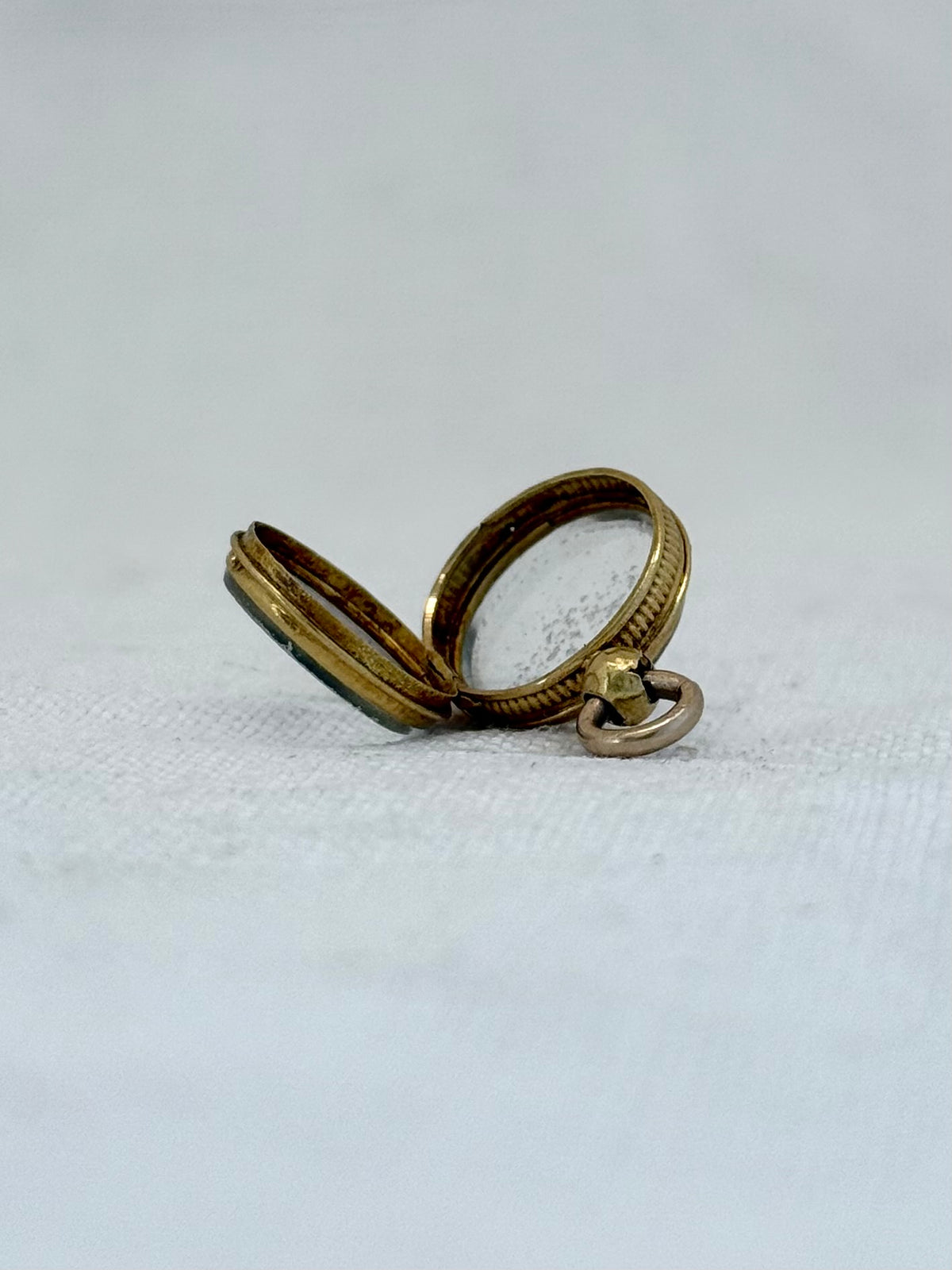 .14ct .1900 antique tiny rare find high carat gold and double sided glass shaker locket